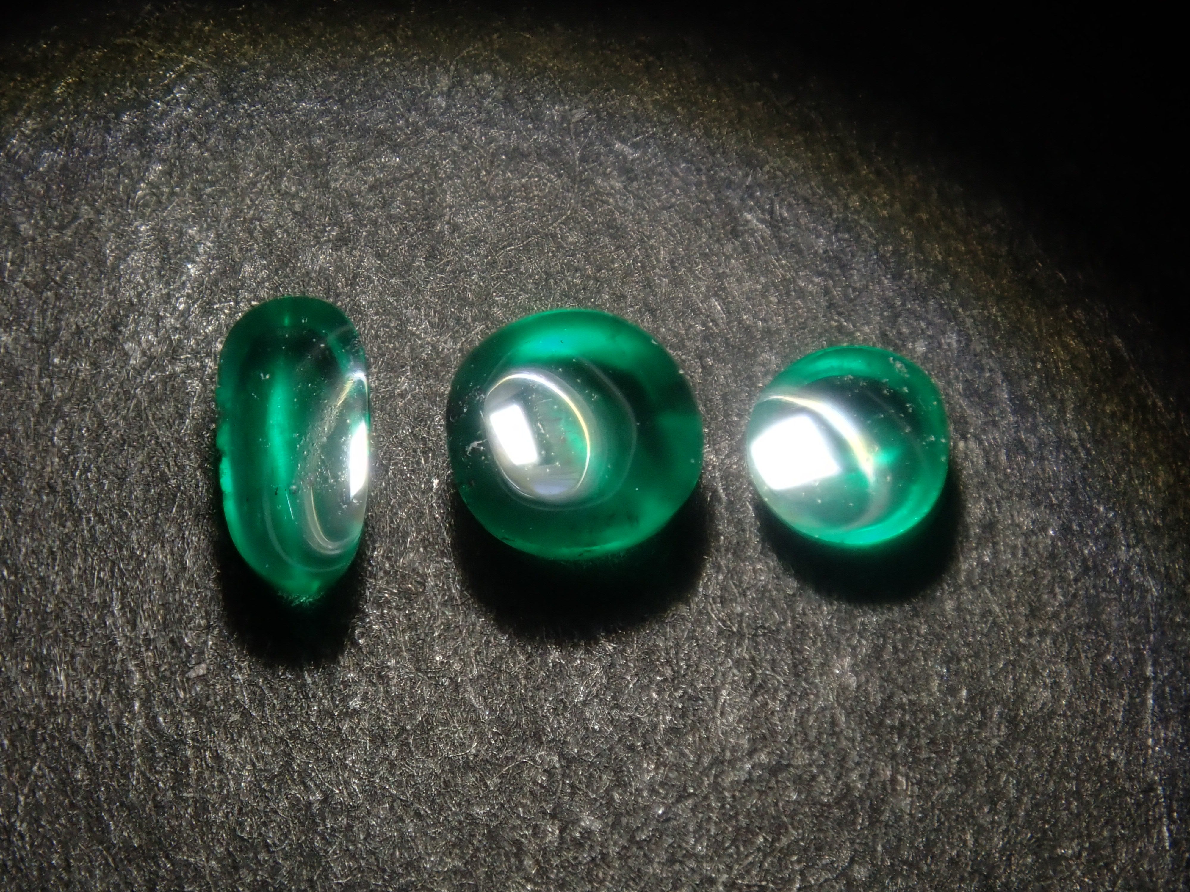 《Limited to 20 Stones》Emerald Gacha: Win a 2.2ct Columbia Emerald Koshu-Kiseki Cut (normally 79,800 yen) or an Emerald Cat's Eye! 《Multiple Purchase Discount Available》