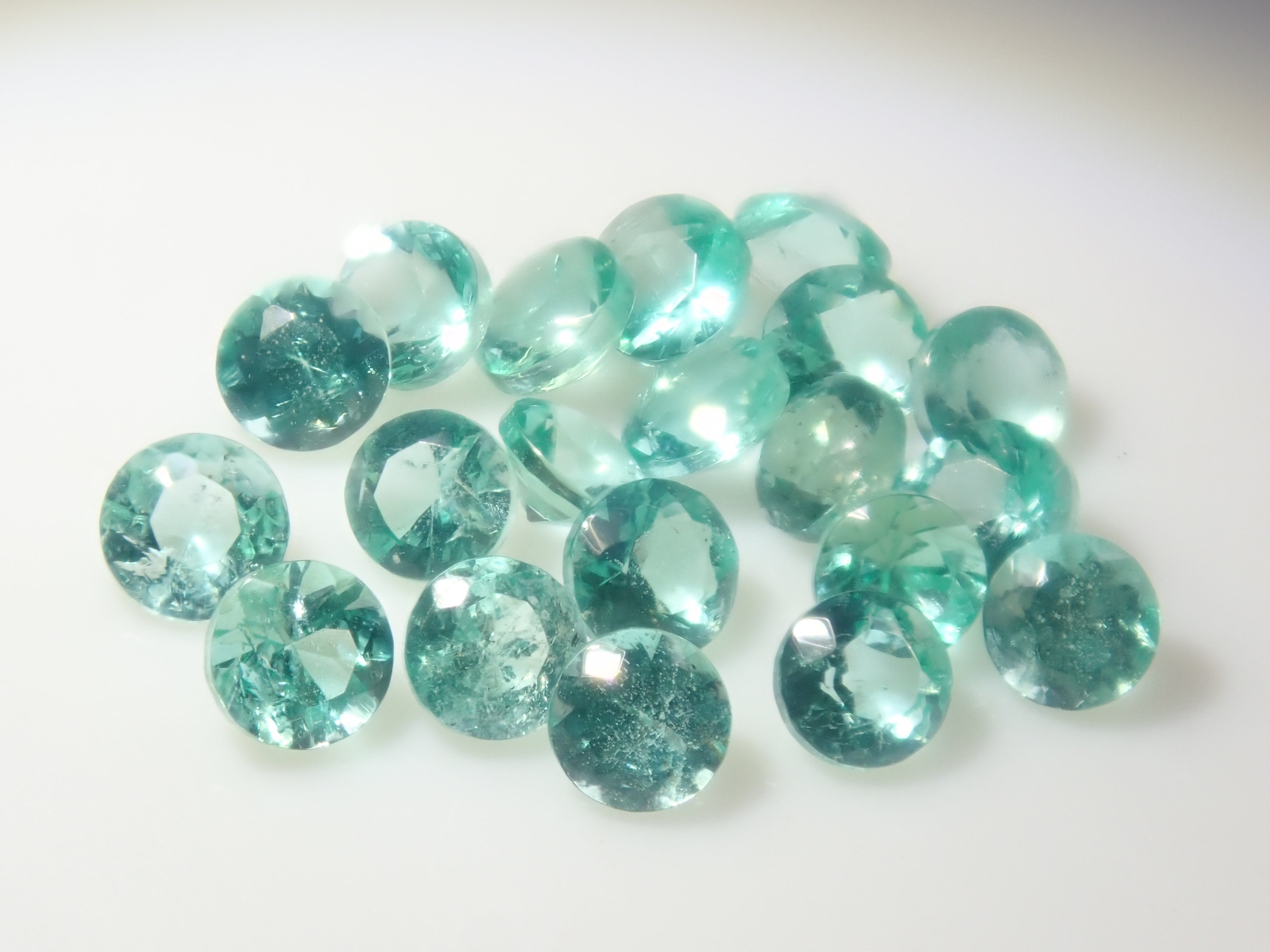 《Limited to 20 Stones》Emerald Gacha: Win a 2.2ct Columbia Emerald Koshu-Kiseki Cut (normally 79,800 yen) or an Emerald Cat's Eye! 《Multiple Purchase Discount Available》