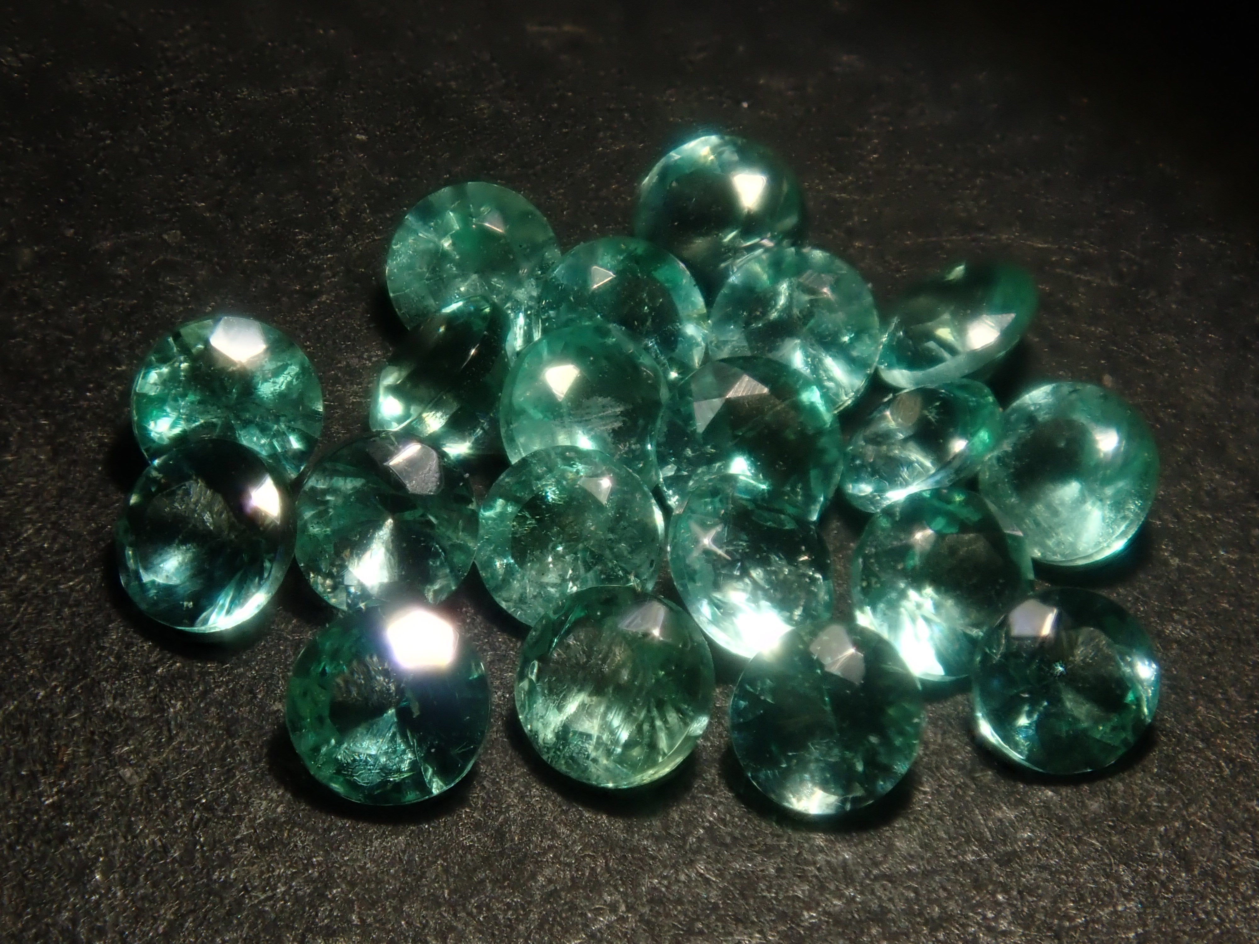 《Limited to 20 Stones》Emerald Gacha: Win a 2.2ct Columbia Emerald Koshu-Kiseki Cut (normally 79,800 yen) or an Emerald Cat's Eye! 《Multiple Purchase Discount Available》