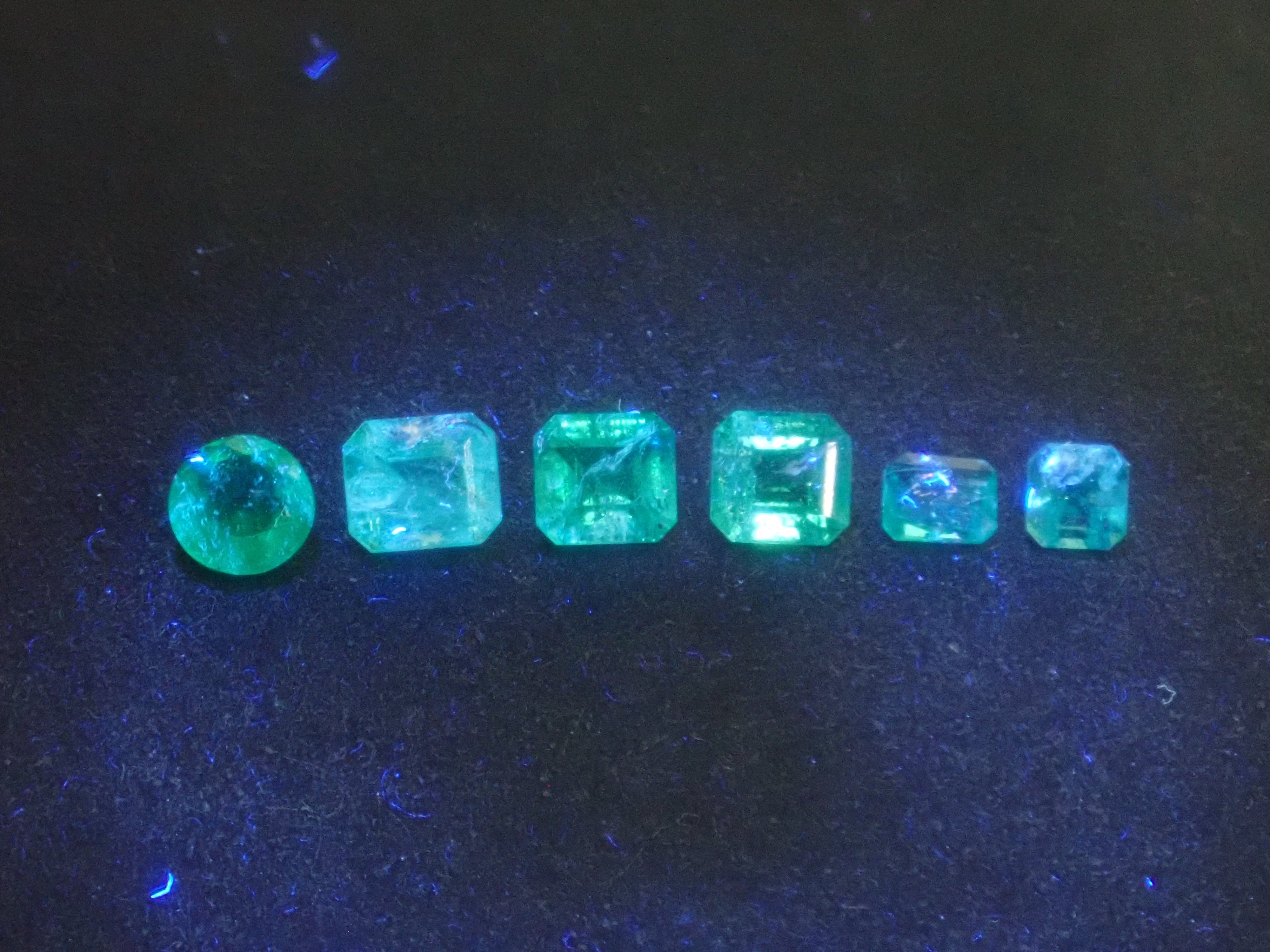《Limited to 20 Stones》Emerald Gacha: Win a 2.2ct Columbia Emerald Koshu-Kiseki Cut (normally 79,800 yen) or an Emerald Cat's Eye! 《Multiple Purchase Discount Available》