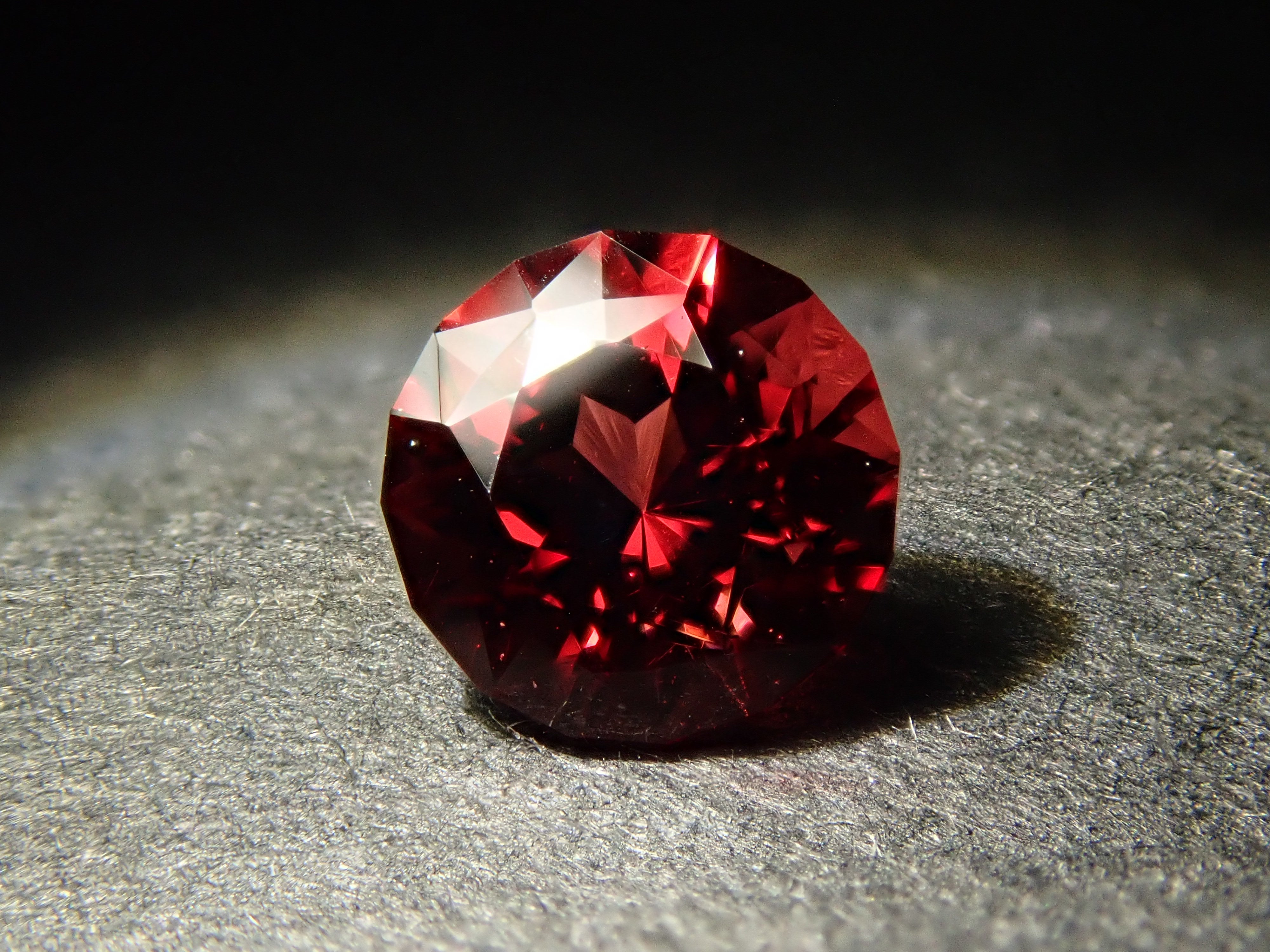 【12561898掲載】アルマンディンガーネット 0.545ctルース