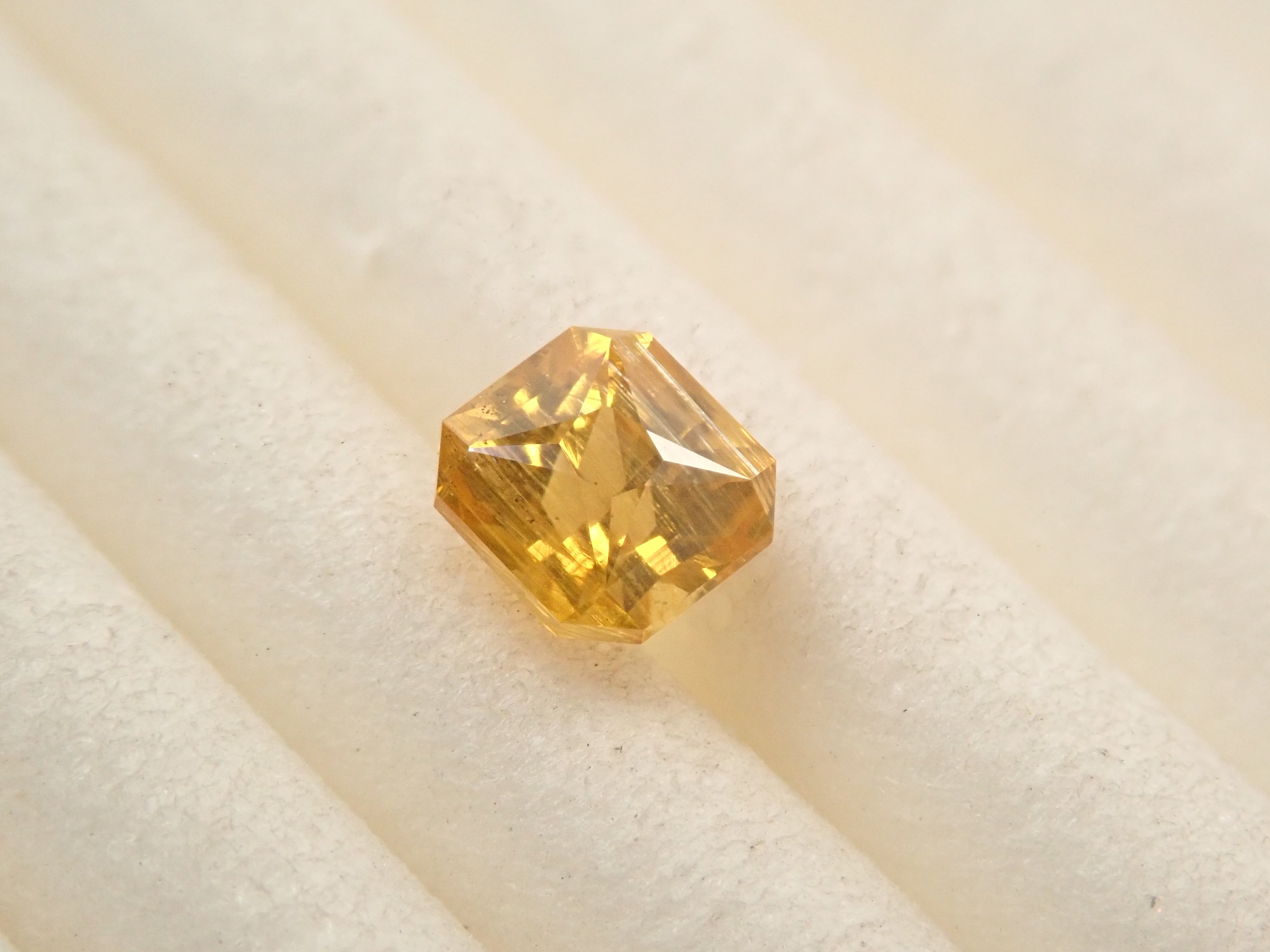 【12561927掲載】ゴールデンジルコン 0.416ctルース