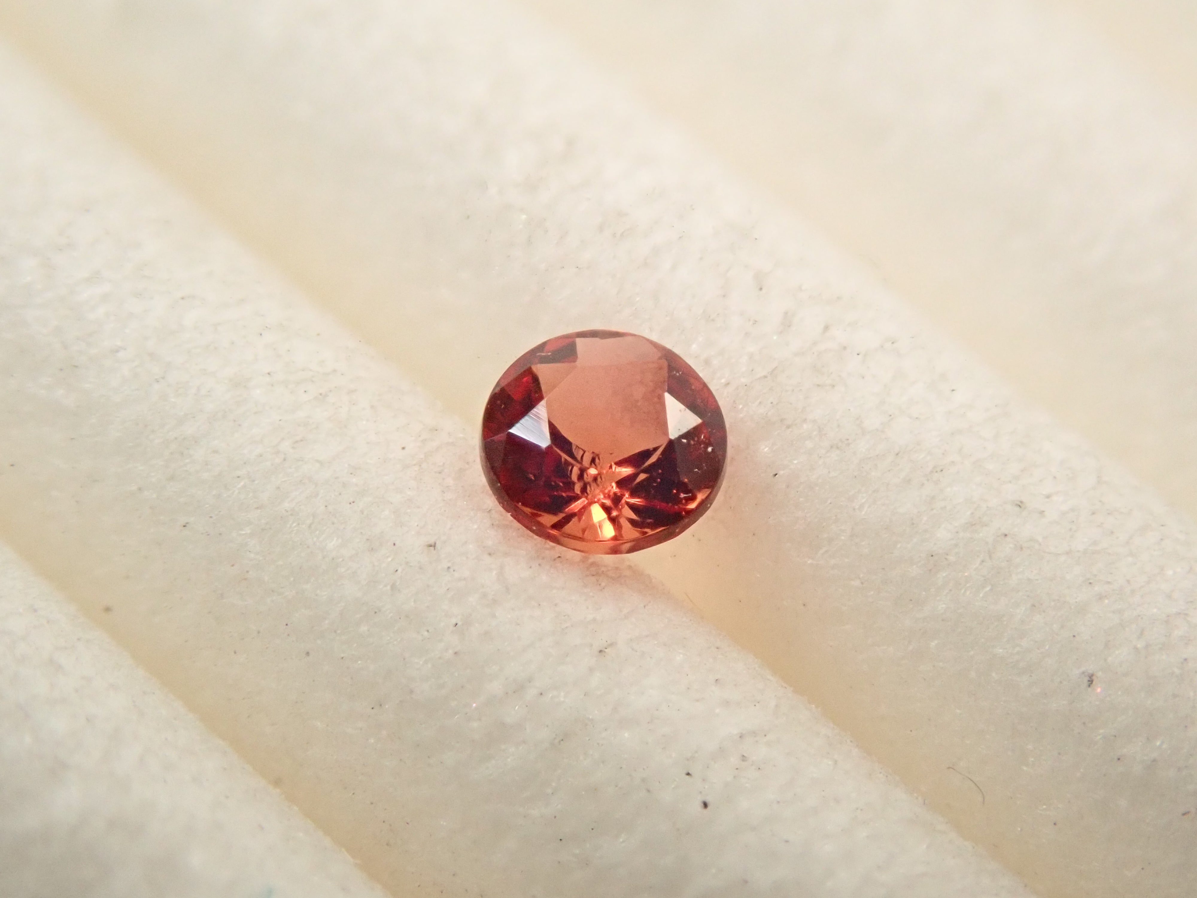 カナダ産ユーディアライト 2.5mm/0.059ctルース 鑑別書