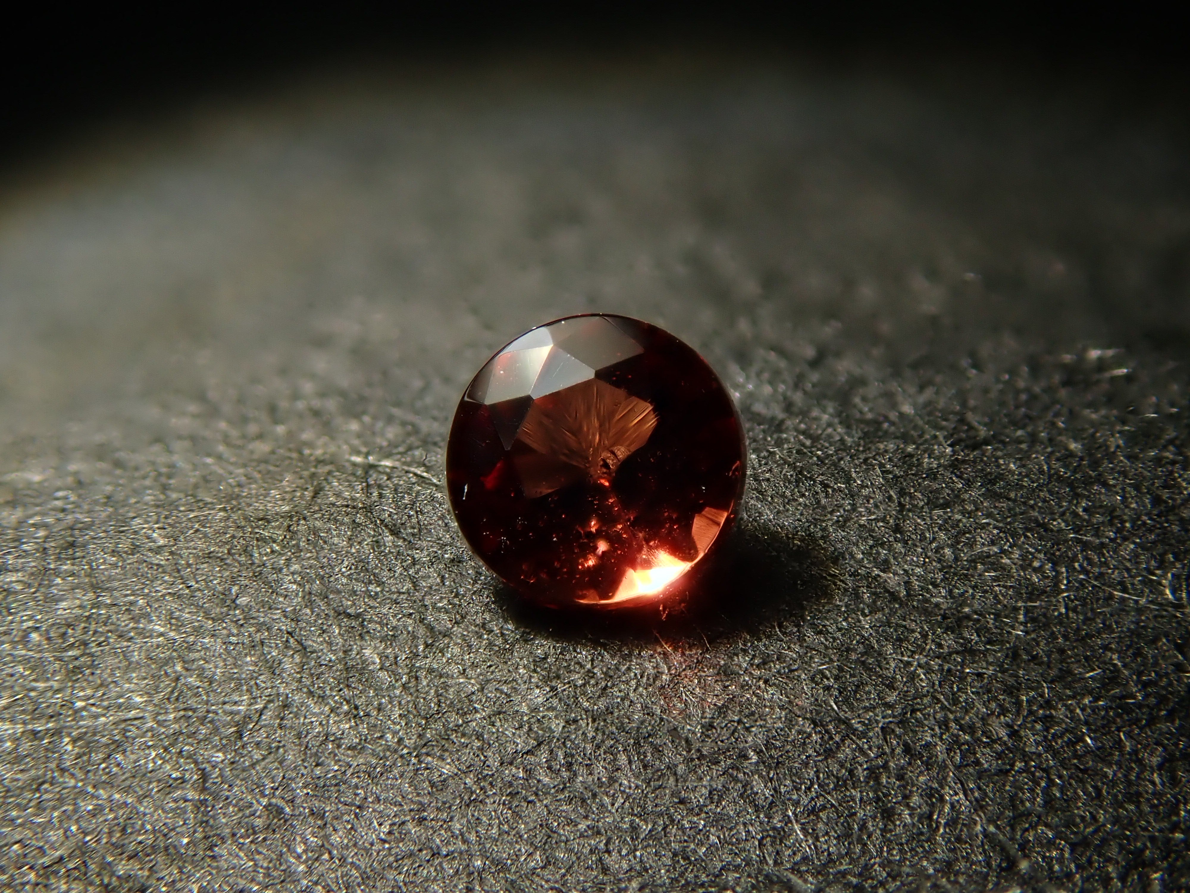 【12562054掲載】カナダ産カナダ産ユーディアライト 0.059ctルース