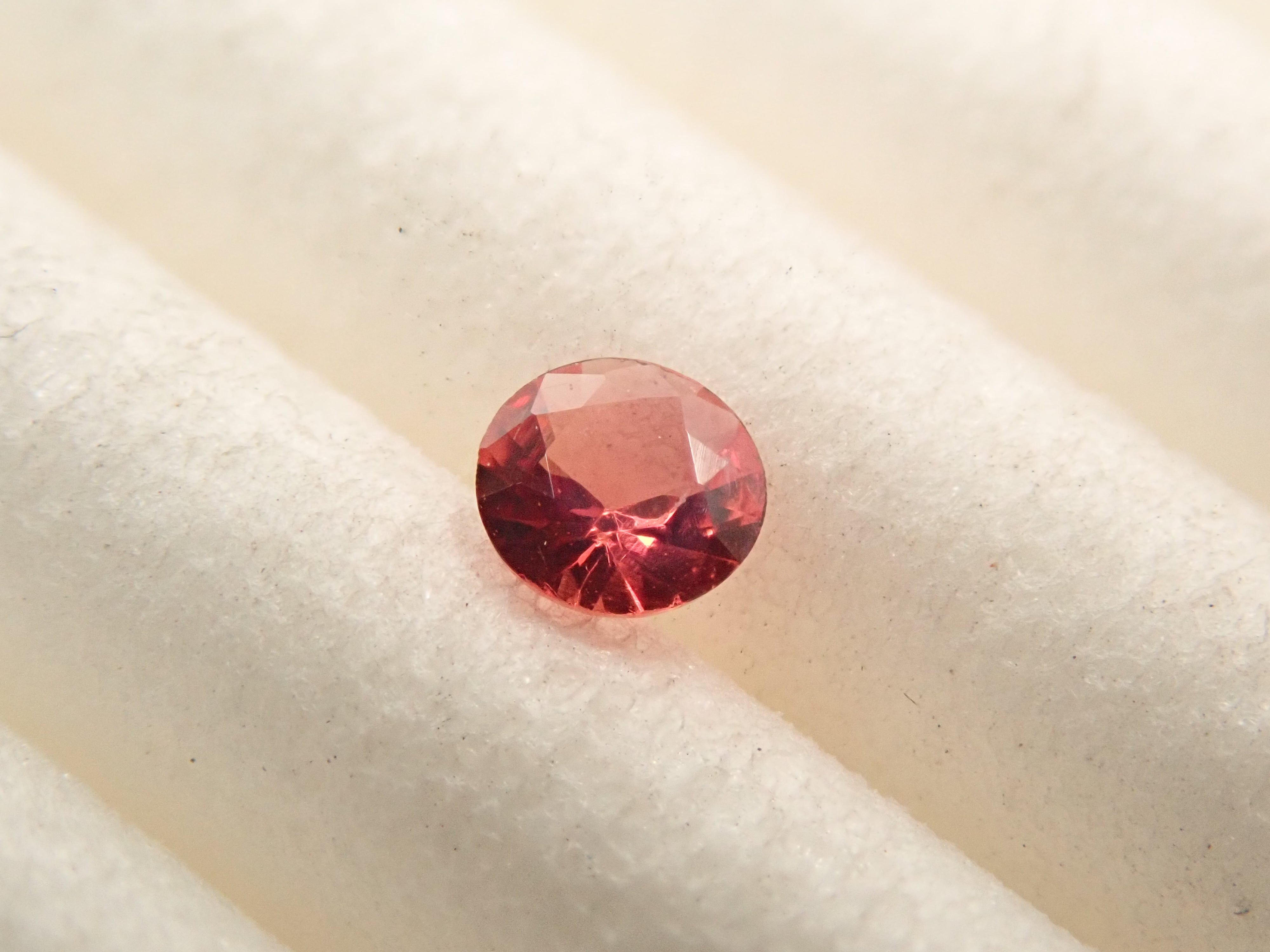 【12562059掲載】カナダ産カナダ産ユーディアライト 0.051ctルース