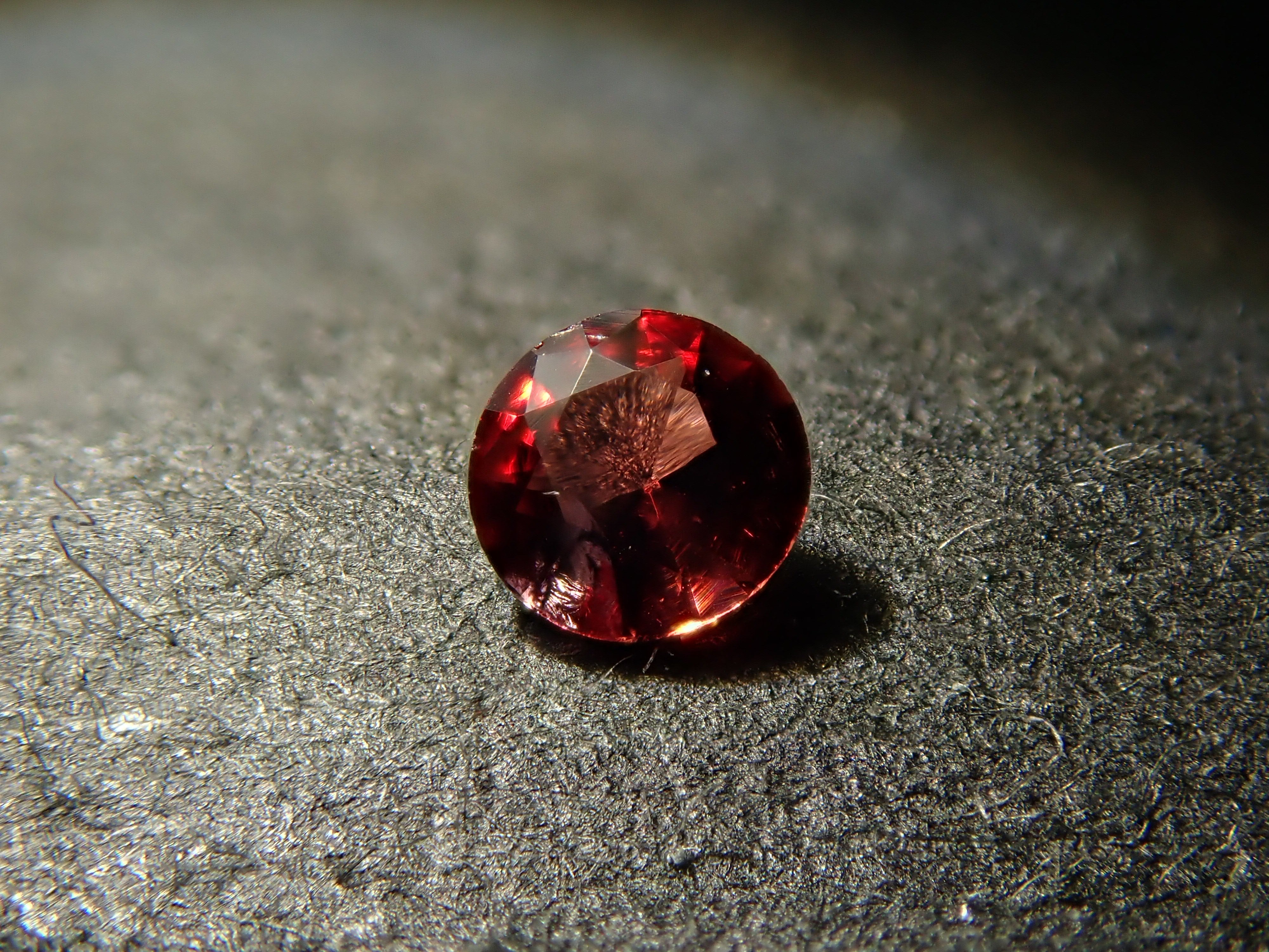 【12562059掲載】カナダ産カナダ産ユーディアライト 0.051ctルース