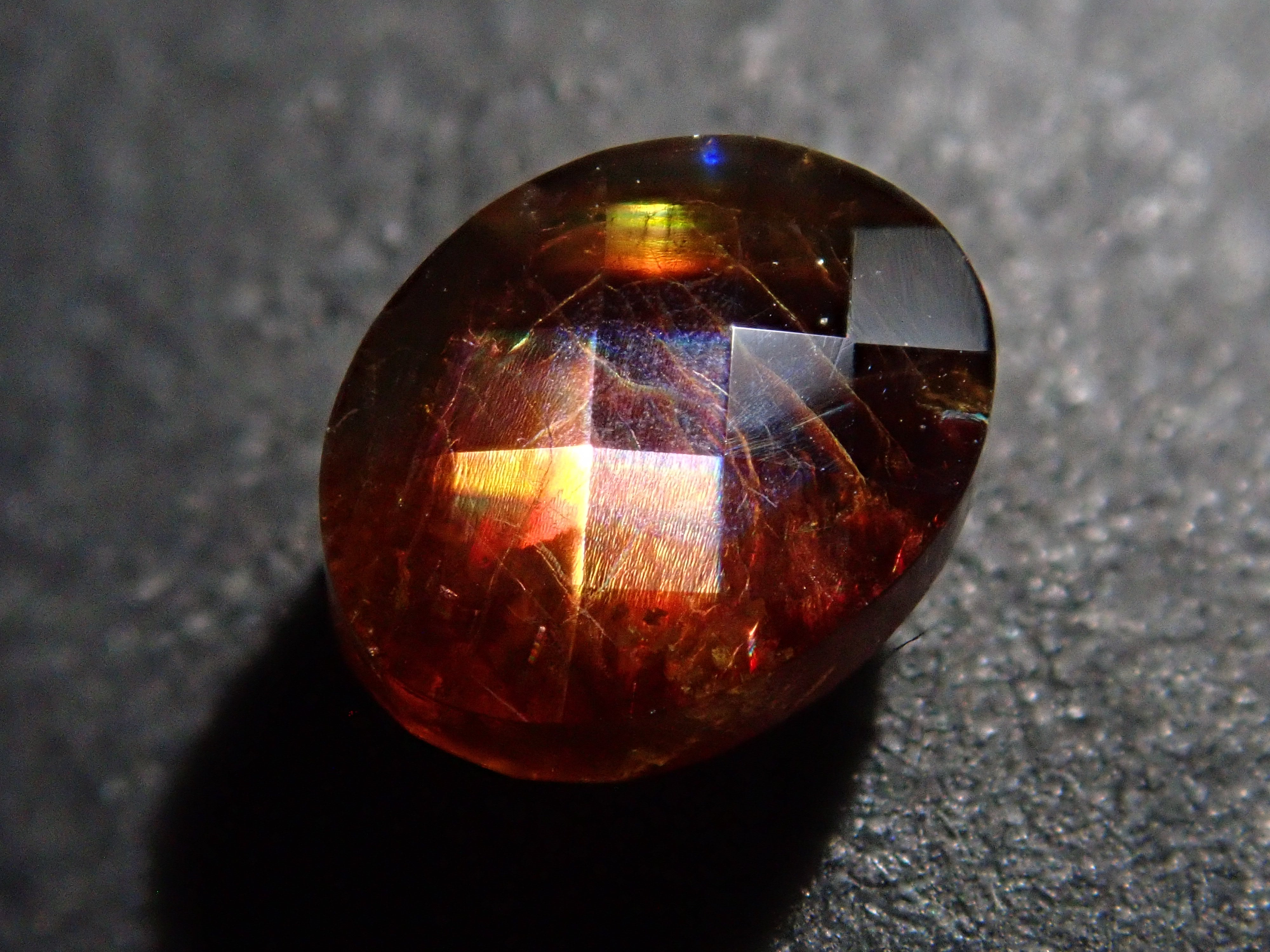 【12562003掲載】奈良県天川村産レインボーガーネット（アンドラダイトガーネット） 1.207ctルース