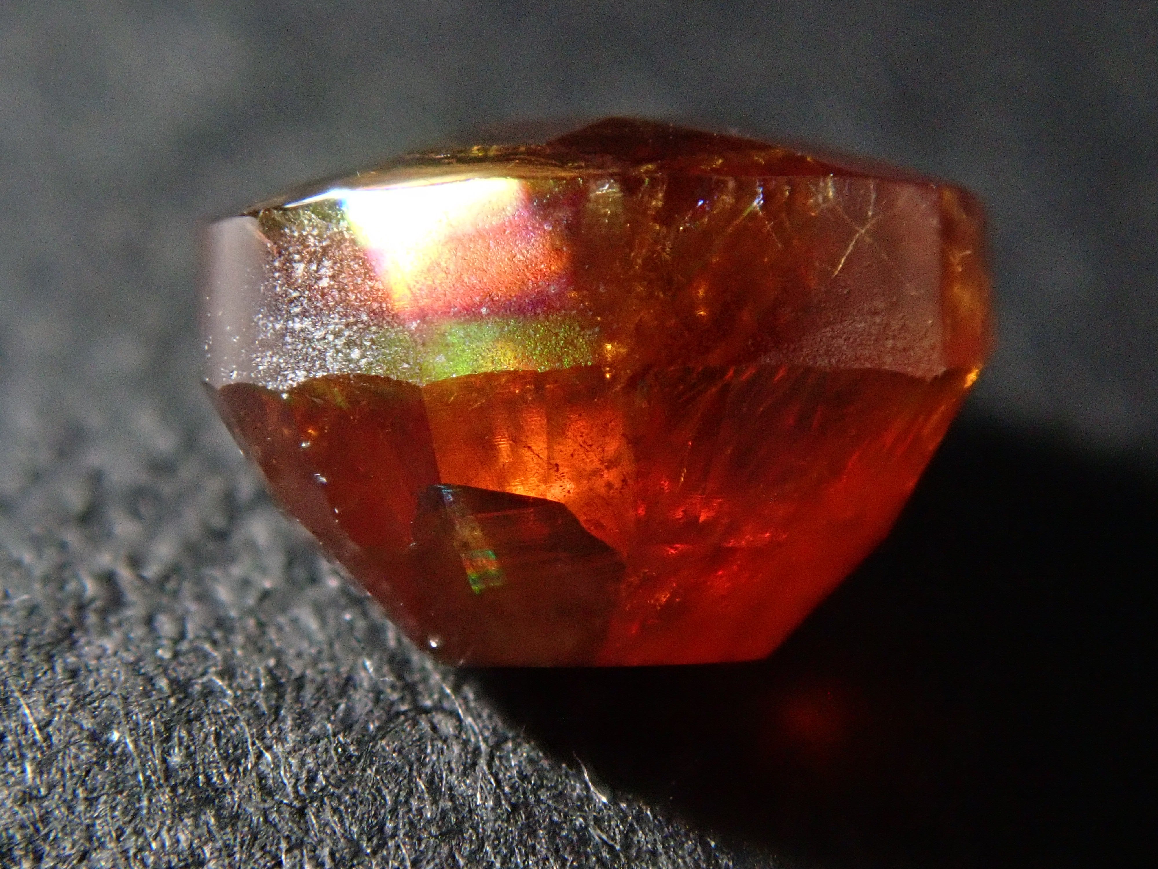 【12562003掲載】奈良県天川村産レインボーガーネット（アンドラダイトガーネット） 1.207ctルース