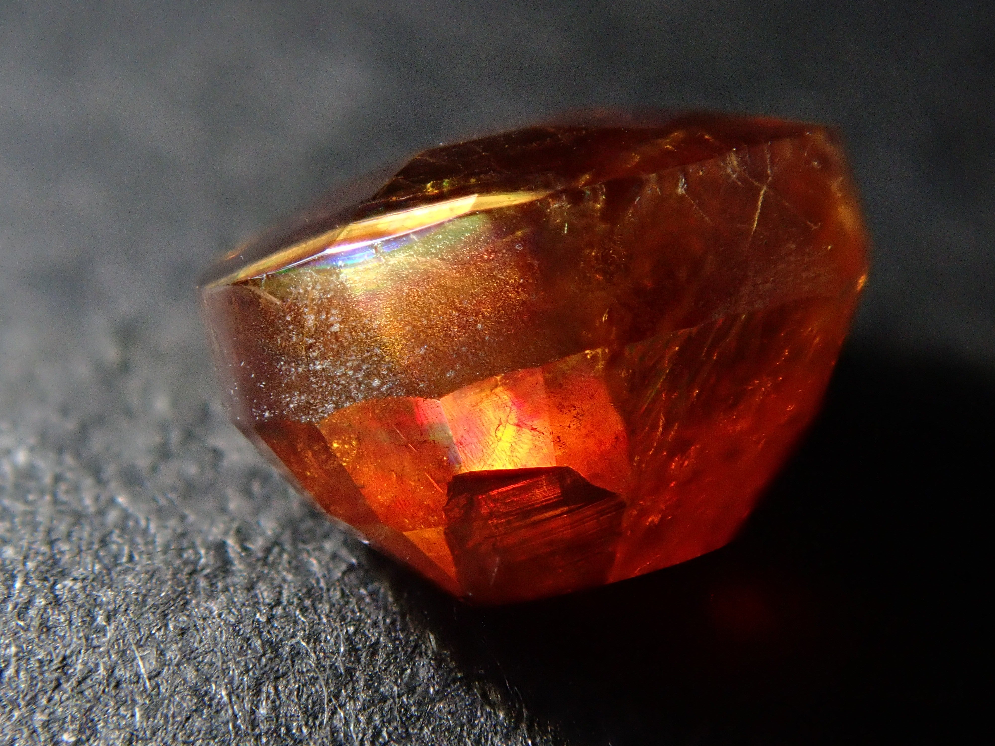 【12562003掲載】奈良県天川村産レインボーガーネット（アンドラダイトガーネット） 1.207ctルース