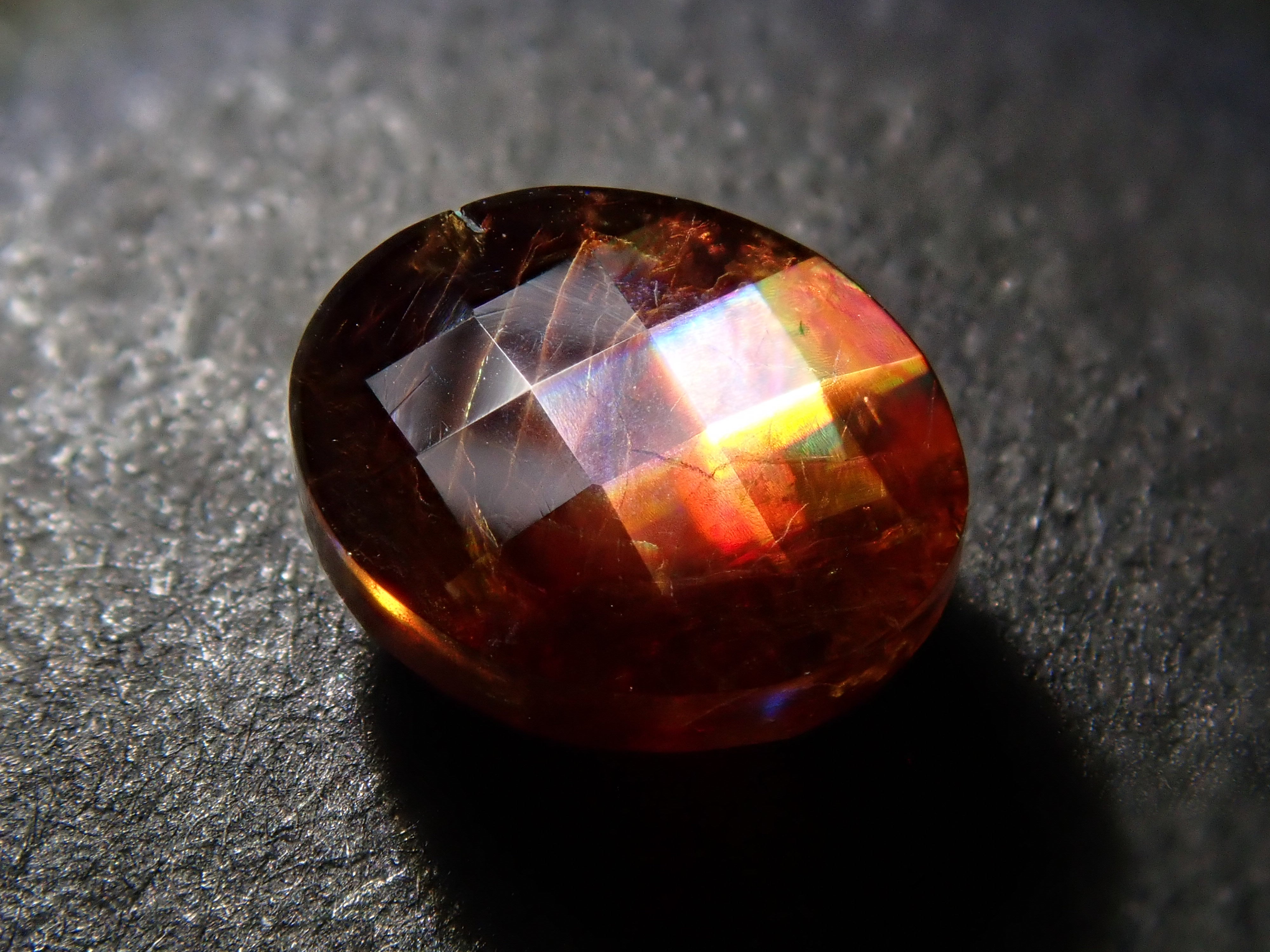 【12562003掲載】奈良県天川村産レインボーガーネット（アンドラダイトガーネット） 1.207ctルース