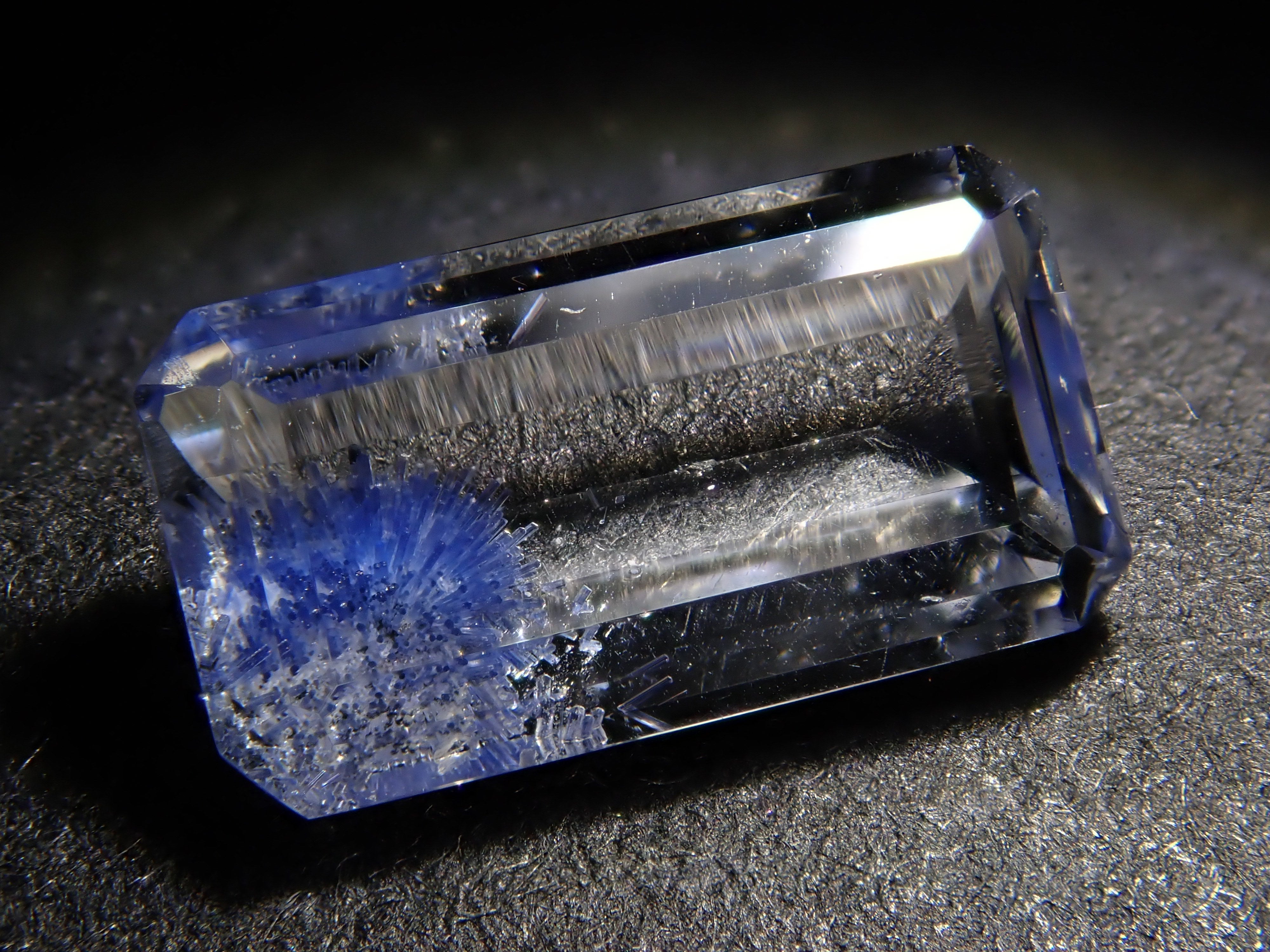 【12562084掲載】ブラジル産デュモルチェライトインクォーツ 0.929ctルース