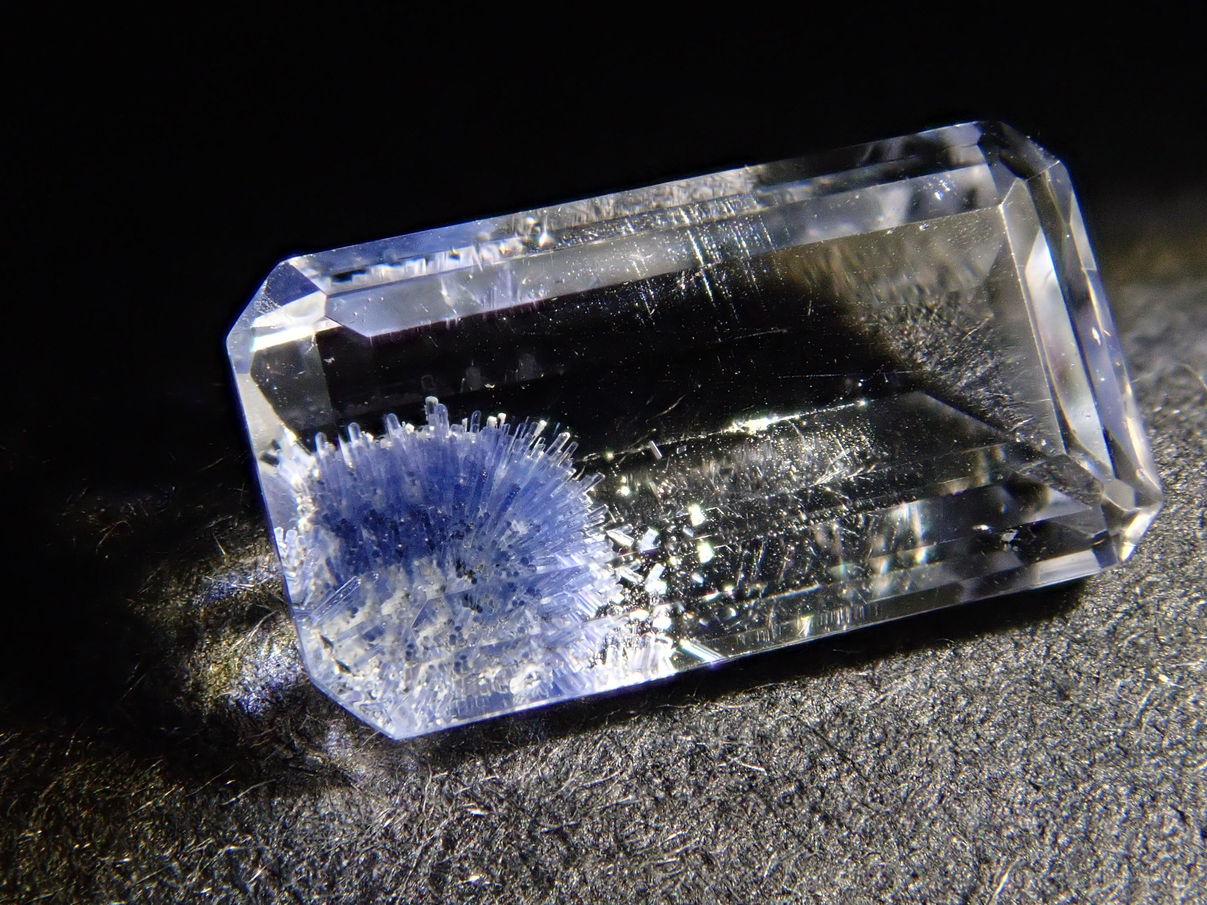 【12562084掲載】ブラジル産デュモルチェライトインクォーツ 0.929ctルース