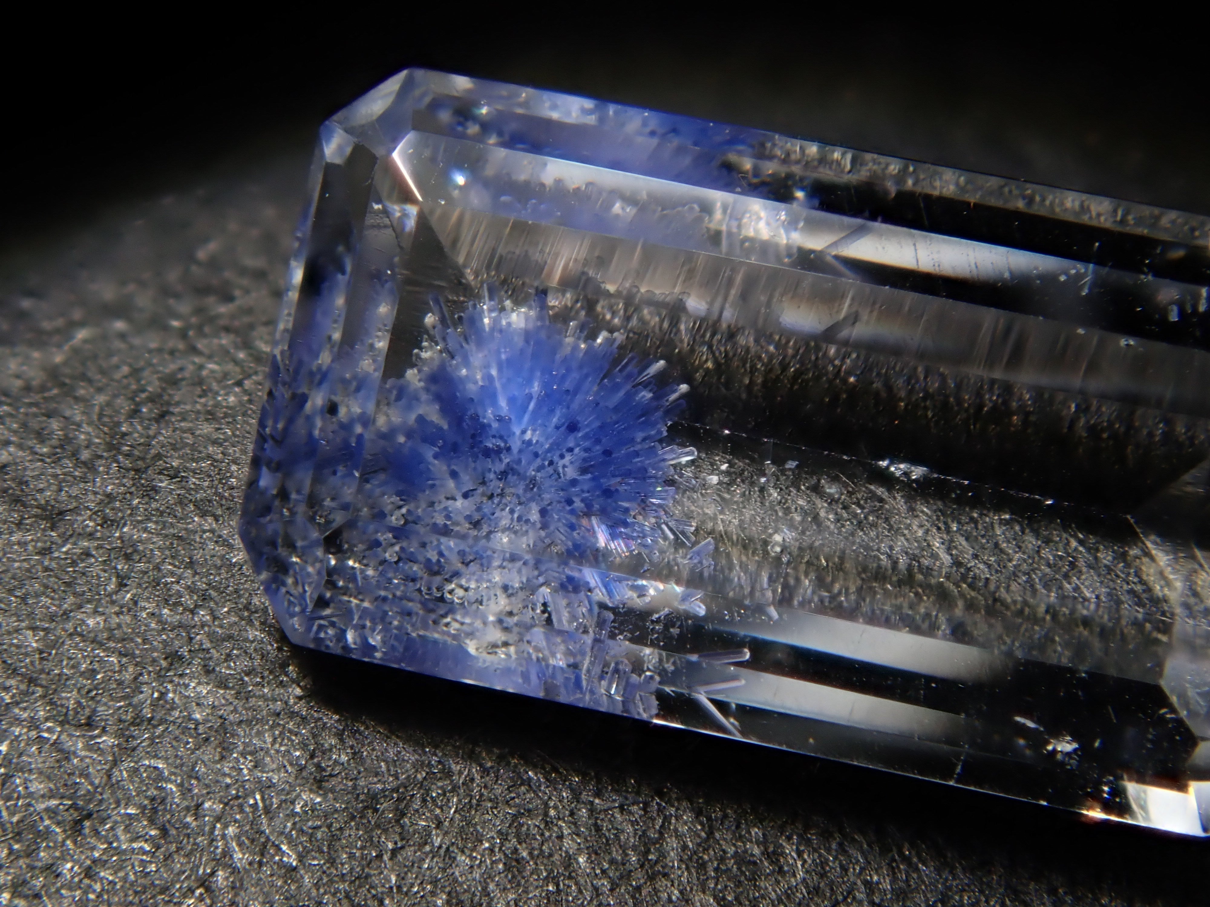 【12562084掲載】ブラジル産デュモルチェライトインクォーツ 0.929ctルース