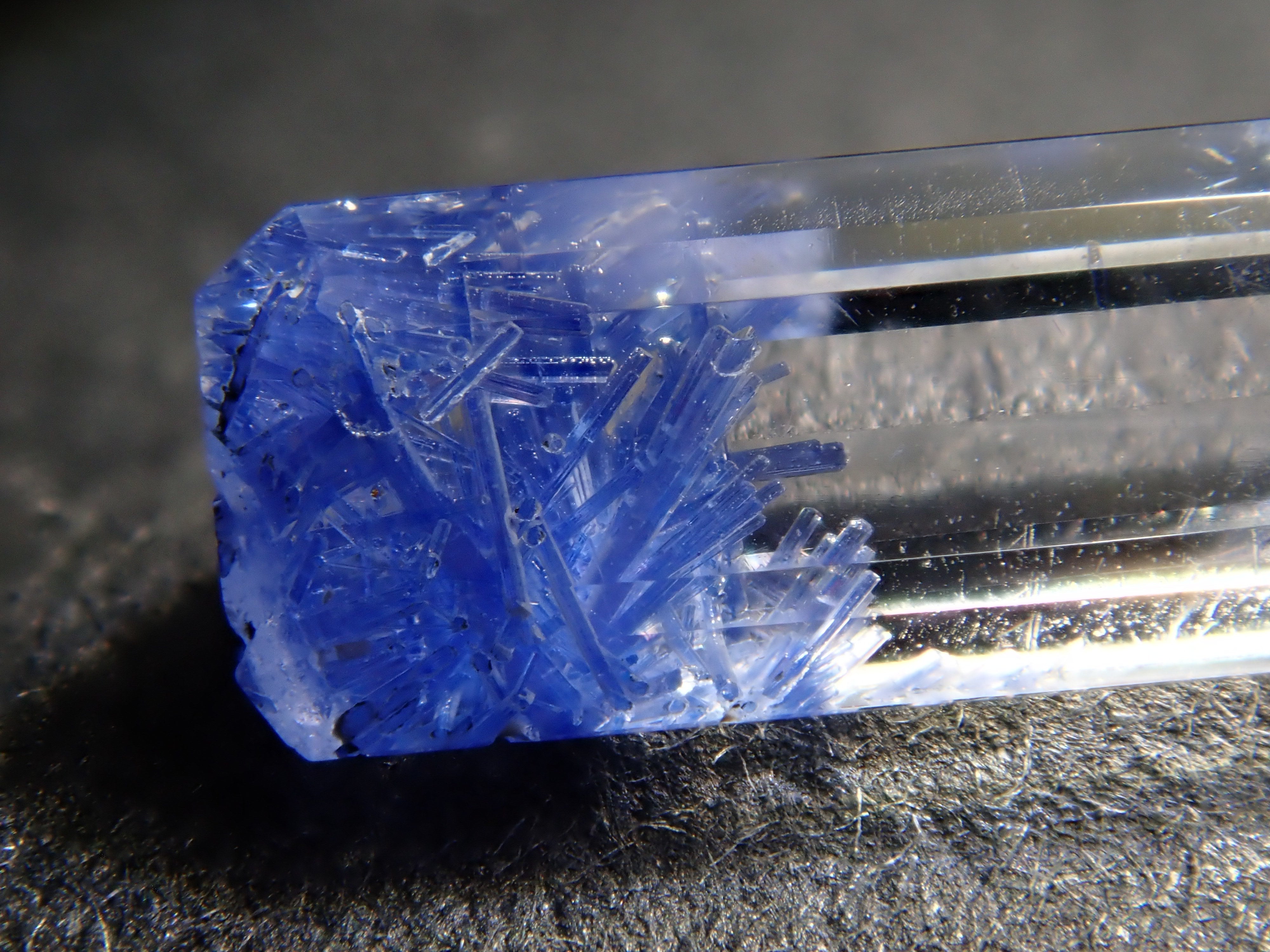 【12562085掲載】ブラジル産デュモルチェライトインクォーツ 0.603ctルース