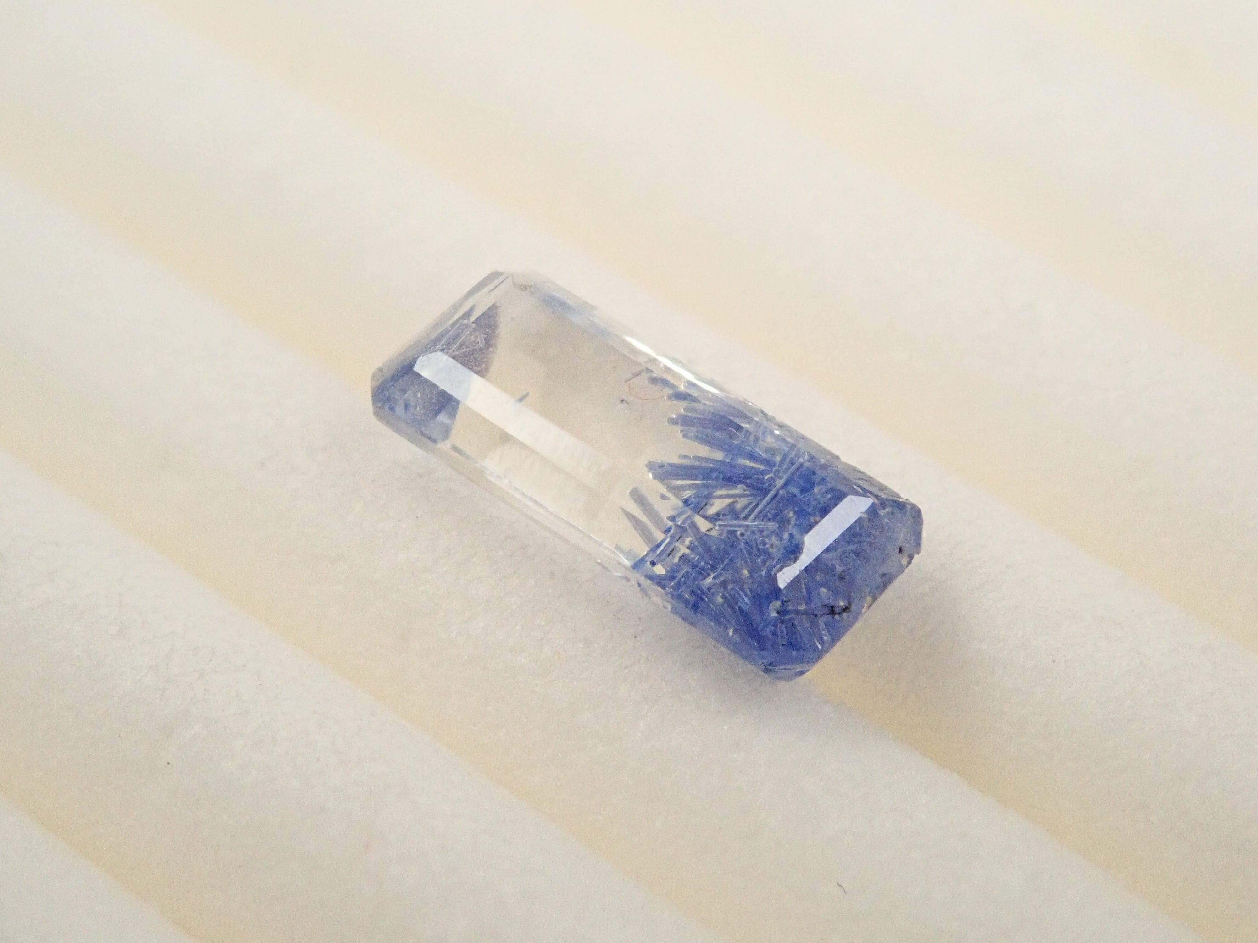 【12562085掲載】ブラジル産デュモルチェライトインクォーツ 0.603ctルース