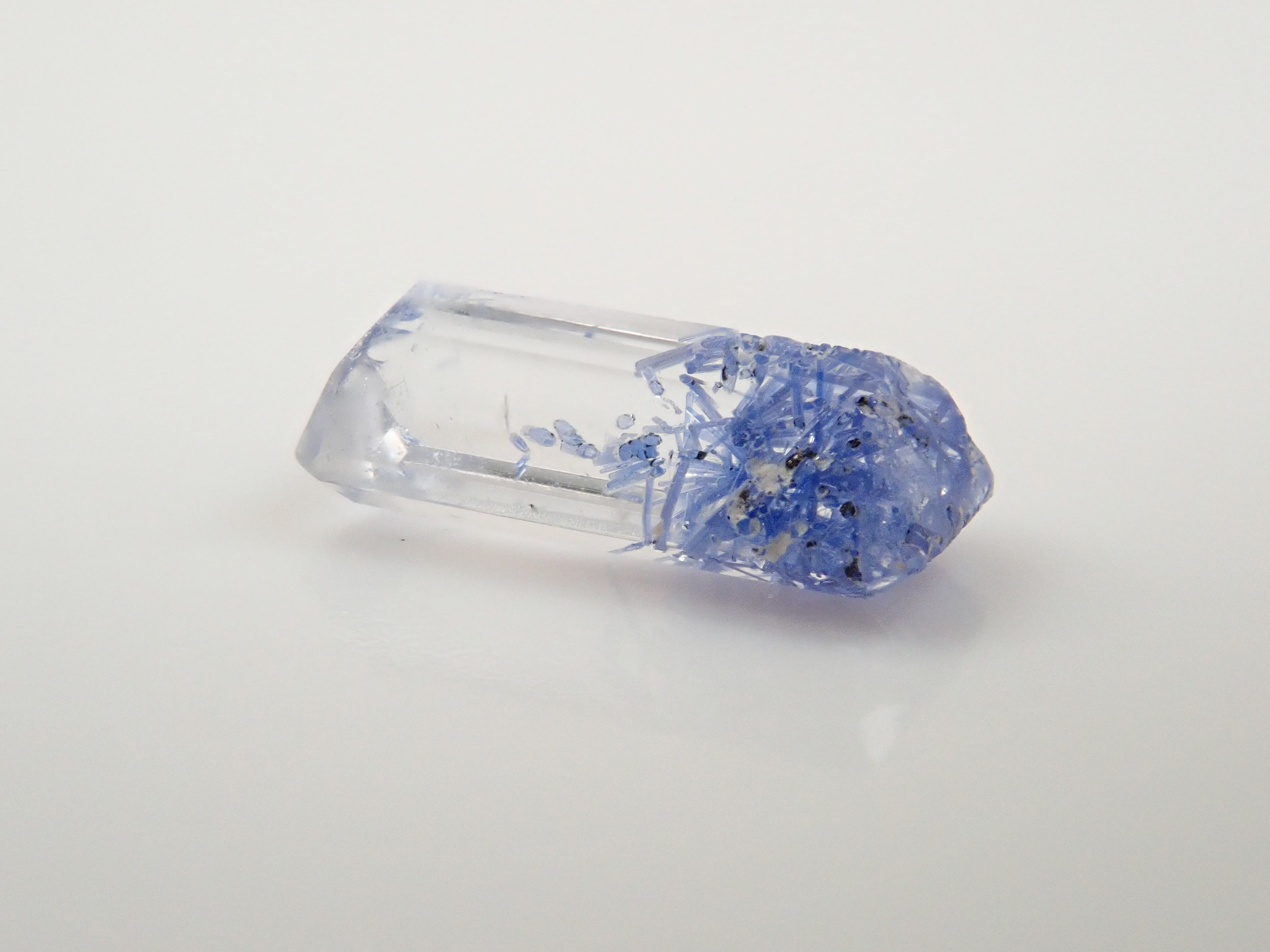 【12562085掲載】ブラジル産デュモルチェライトインクォーツ 0.603ctルース