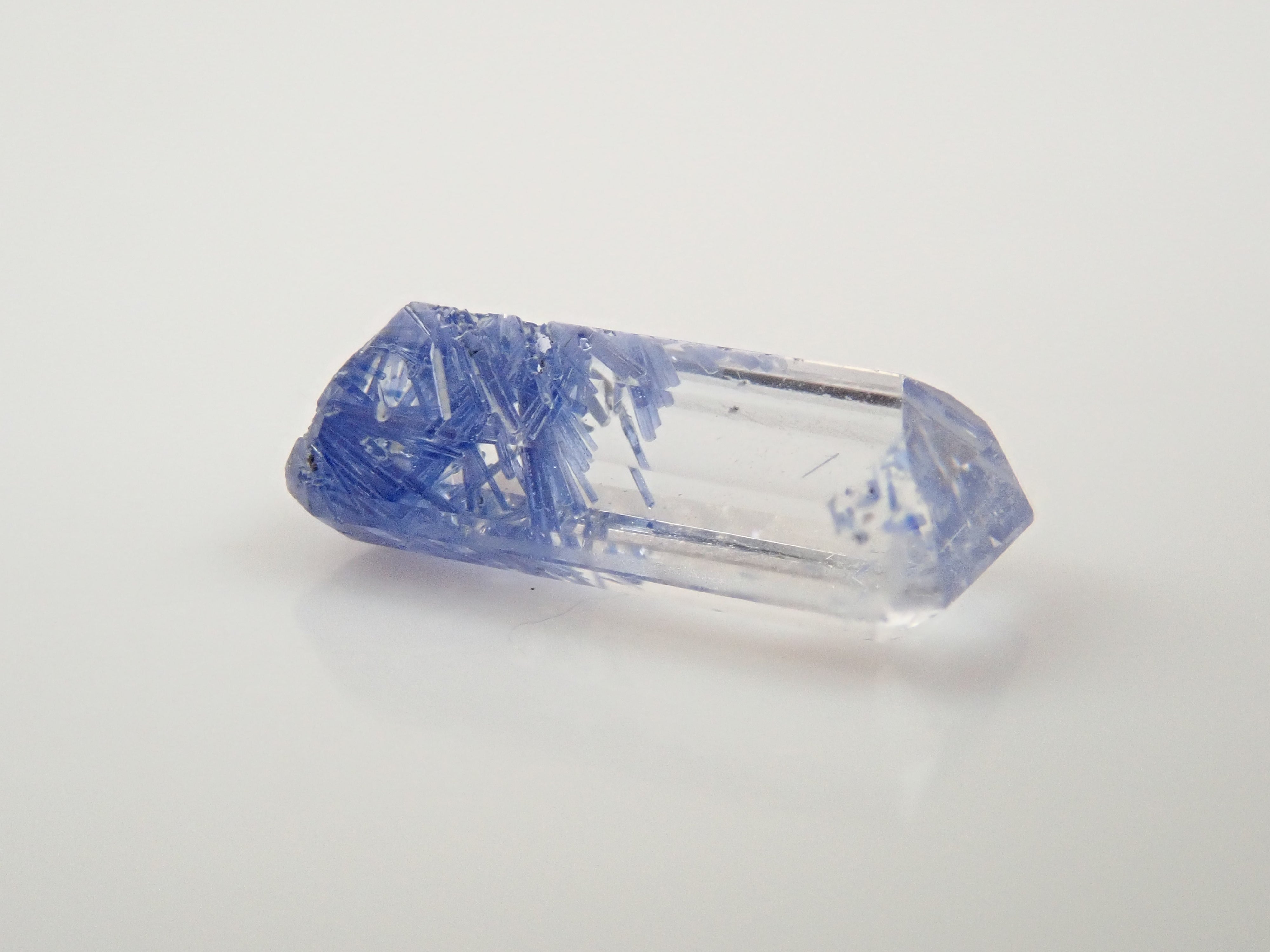 【12562085掲載】ブラジル産デュモルチェライトインクォーツ 0.603ctルース