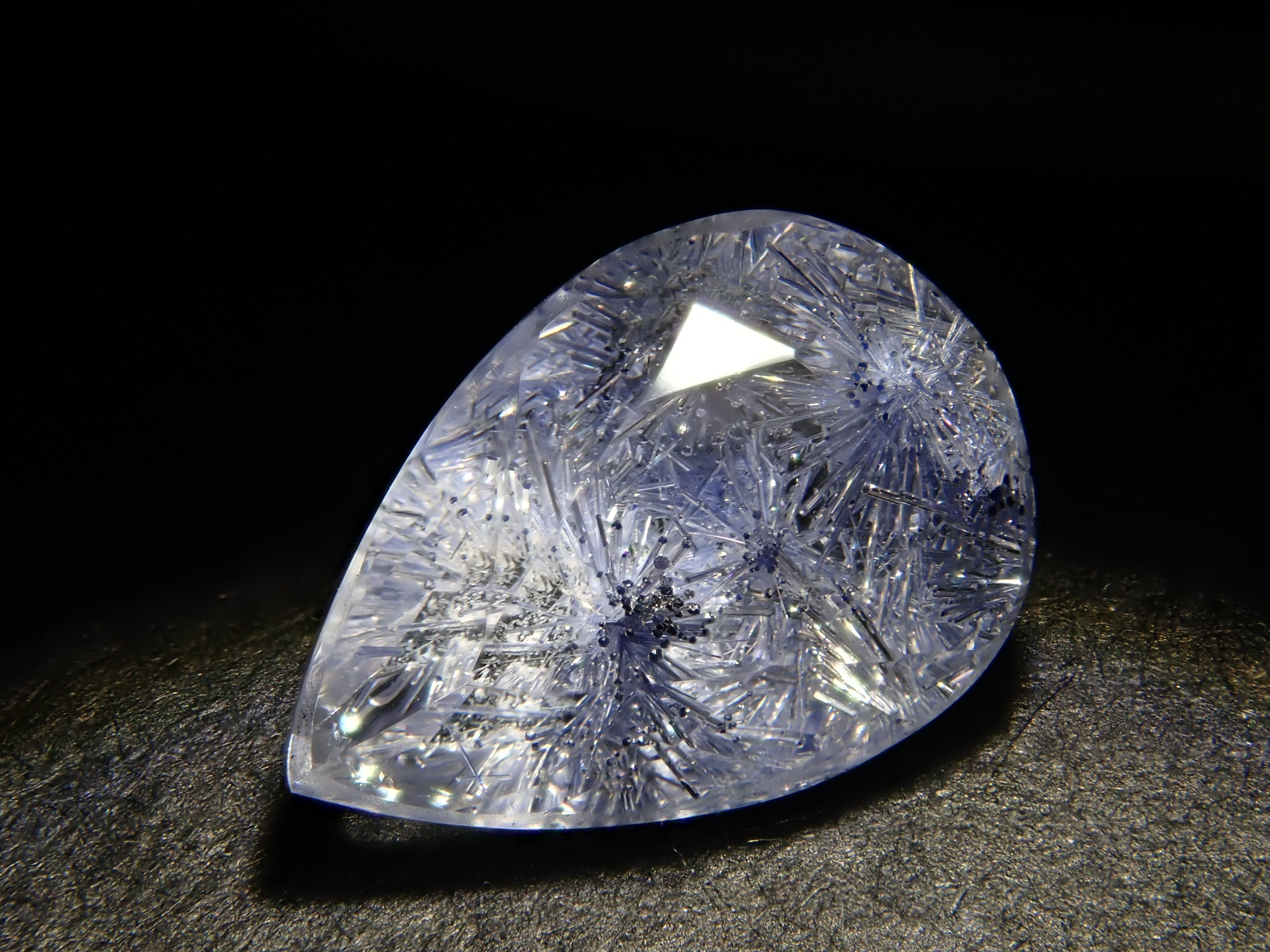 【12562086掲載】ブラジル産デュモルチェライトインクォーツ 1.018ctルース