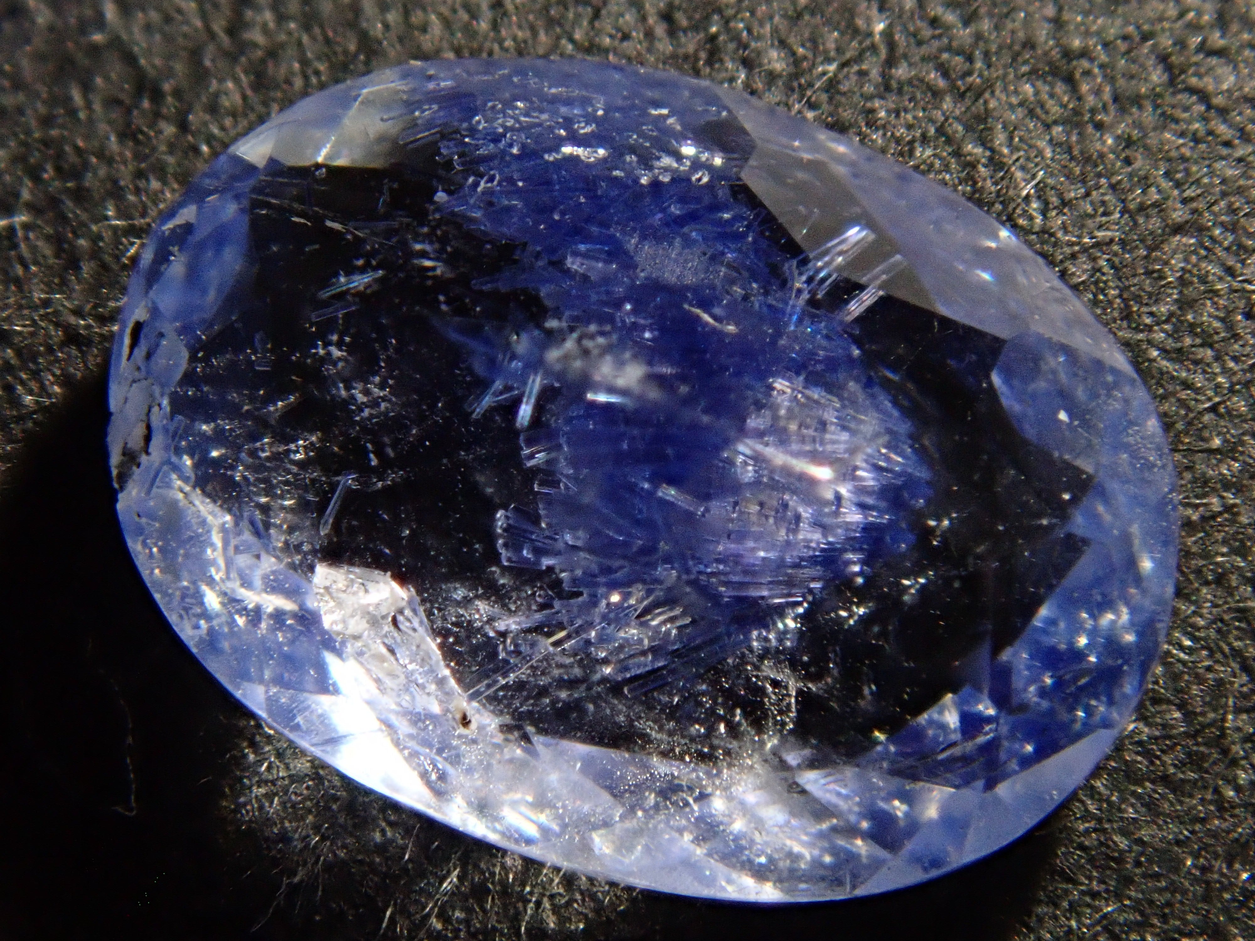 【12562087掲載】ブラジル産デュモルチェライトインクォーツ 0.914ctルース