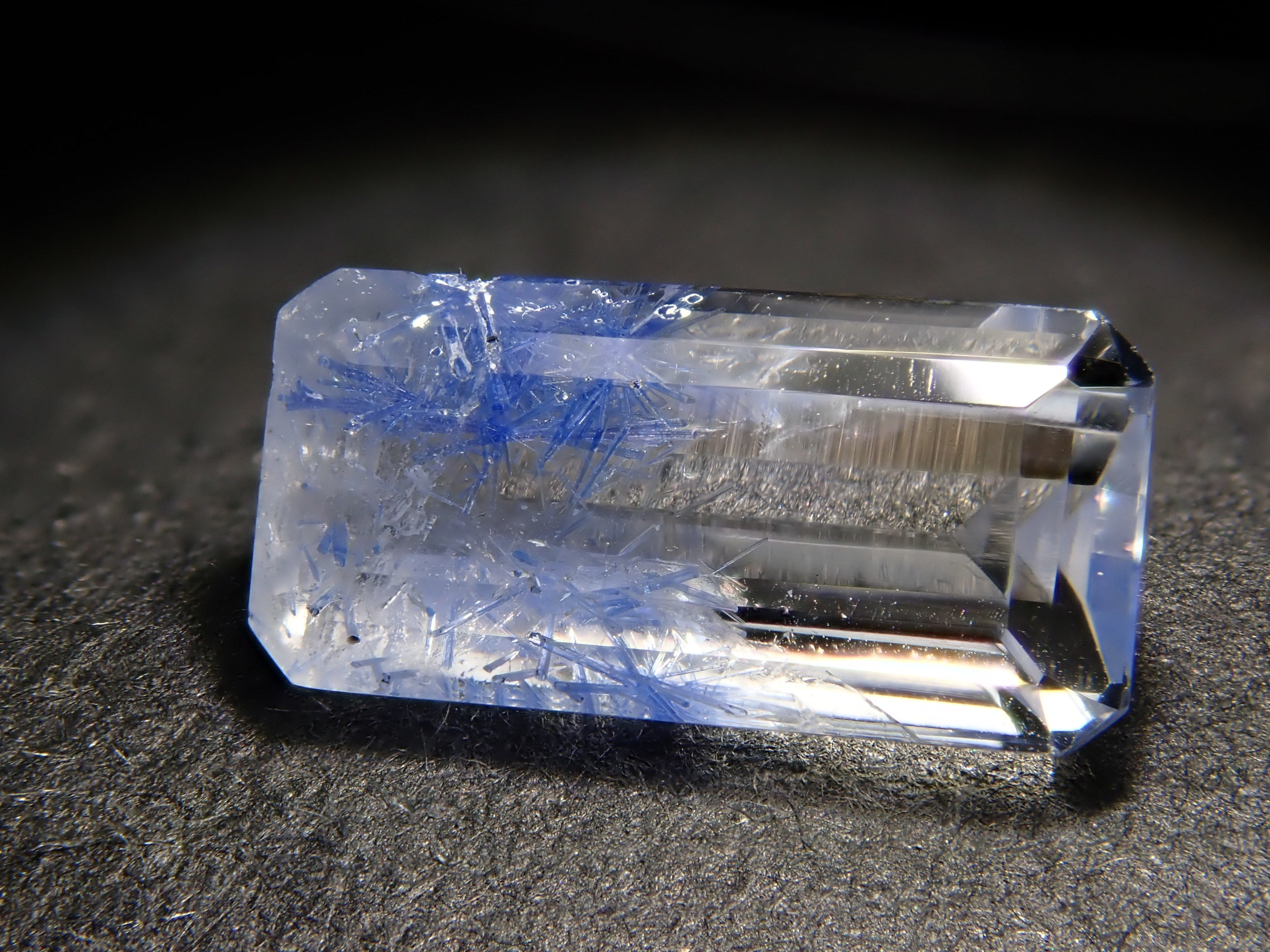 【12562089掲載】ブラジル産デュモルチェライトインクォーツ 0.796ctルース