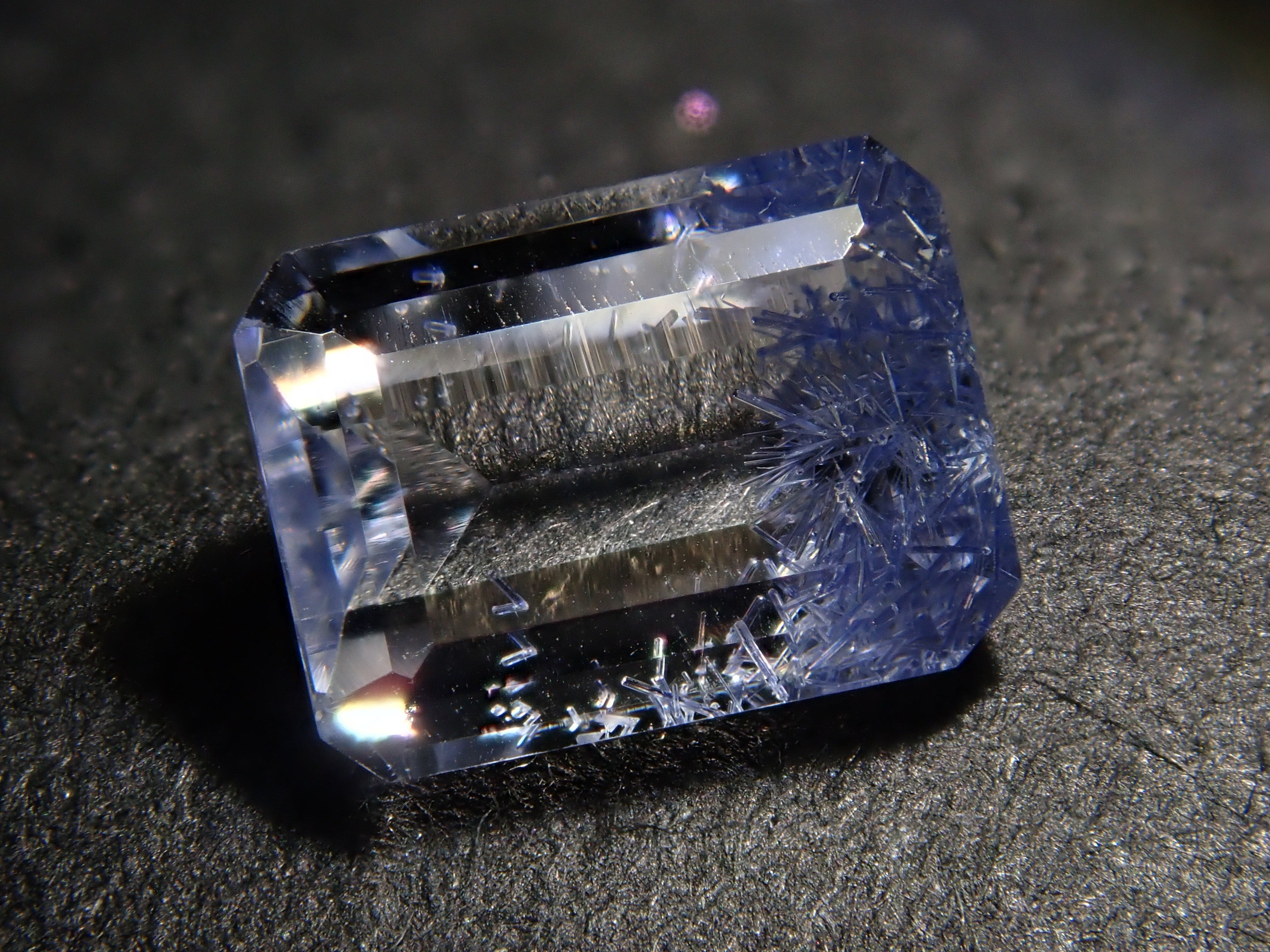 【12562091掲載】ブラジル産デュモルチェライトインクォーツ 0.720ctルース