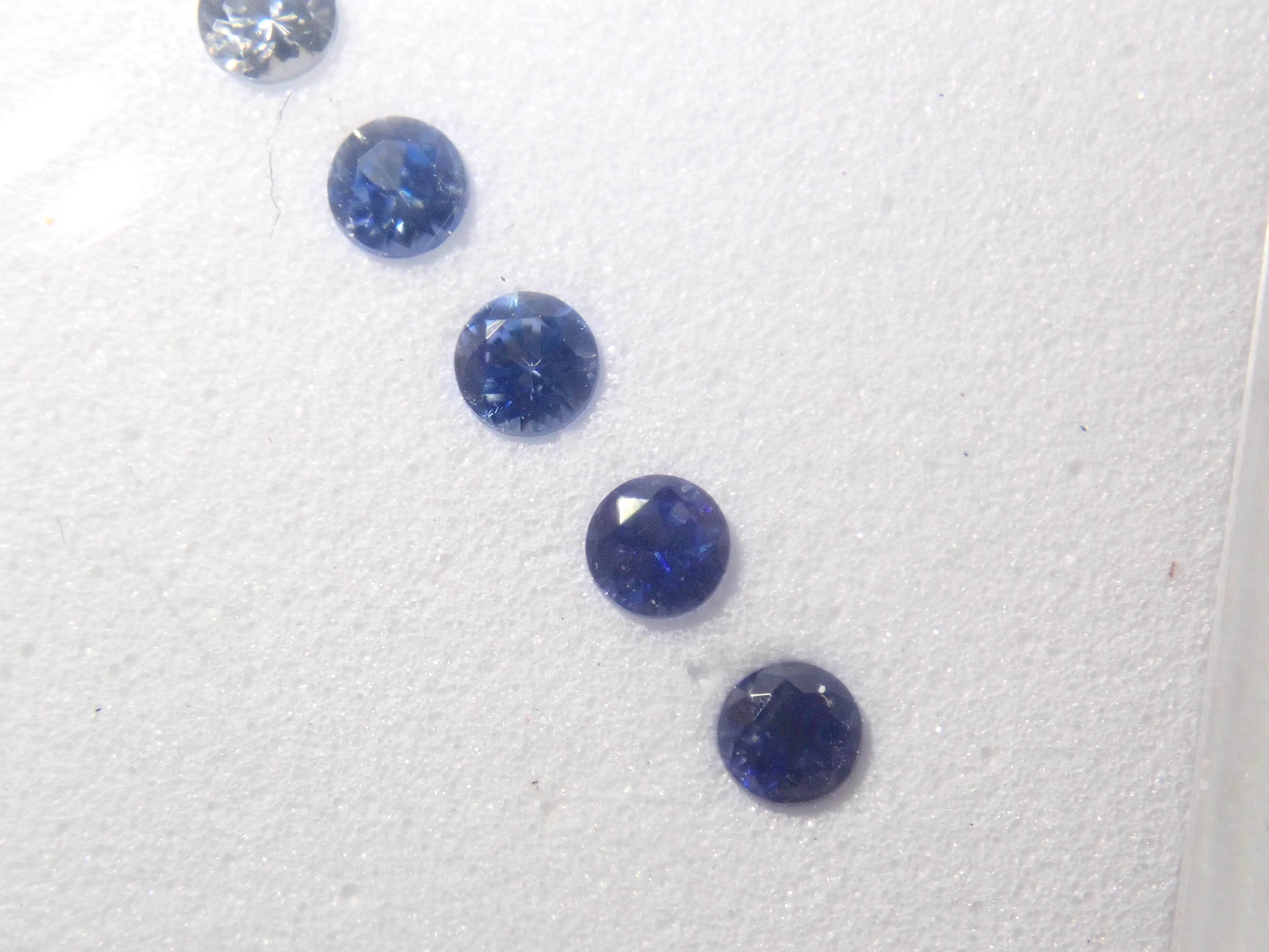 【3/6 22時販売】《限定2セット・ツーソン新着》ベニトアイトグラデーション6石セット（2.25mm,ラウンドカット,トップクオリティ含む）《複数購入割引有》