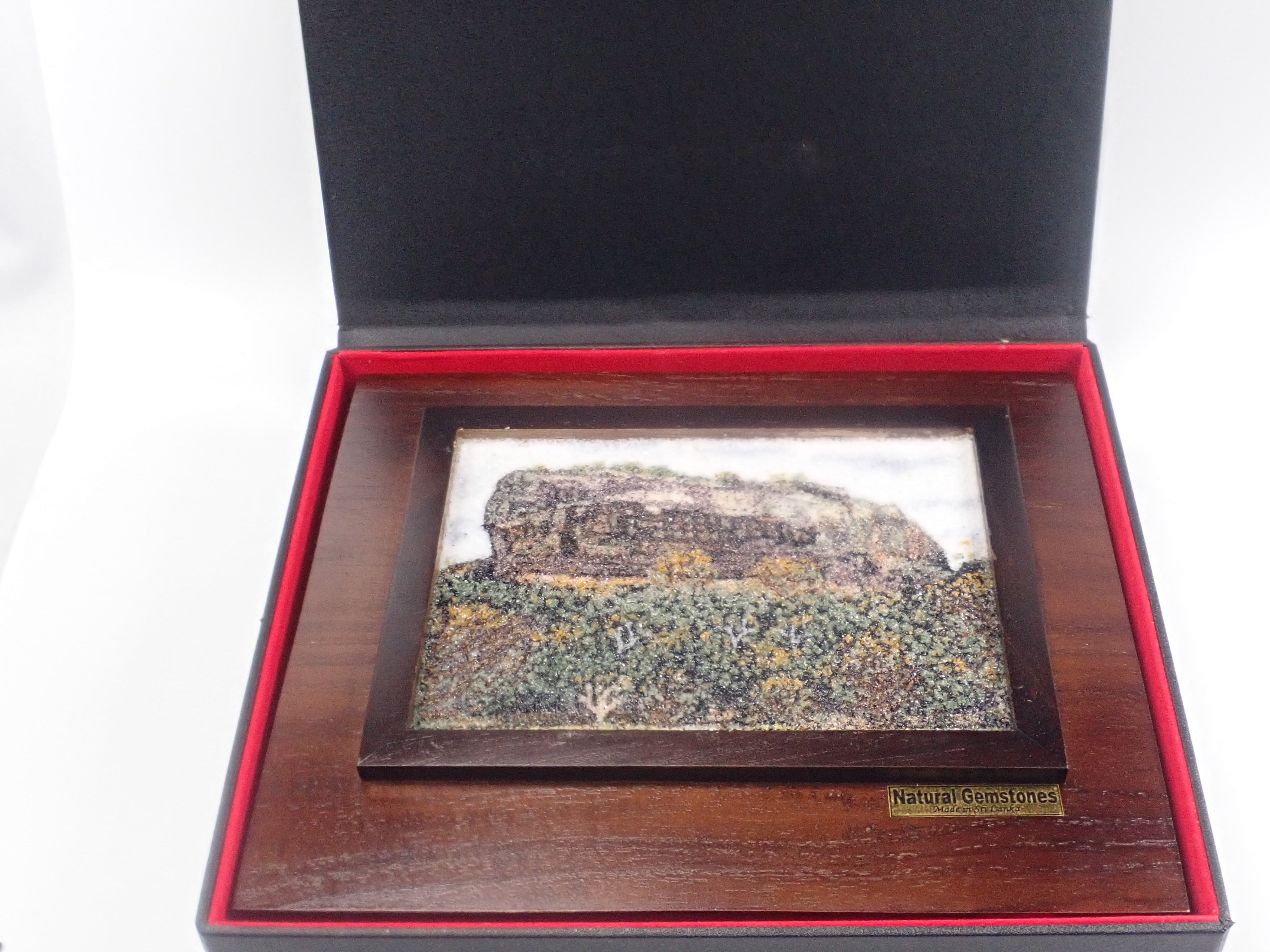 【3月7日晚間10點開賣】【僅剩一套】世界遺產獅子岩寶石畫及3件以上斯里蘭卡寶石配件套裝（總價值約50,000日元），直接購自斯里蘭卡工坊。 【多件購買可享折扣】