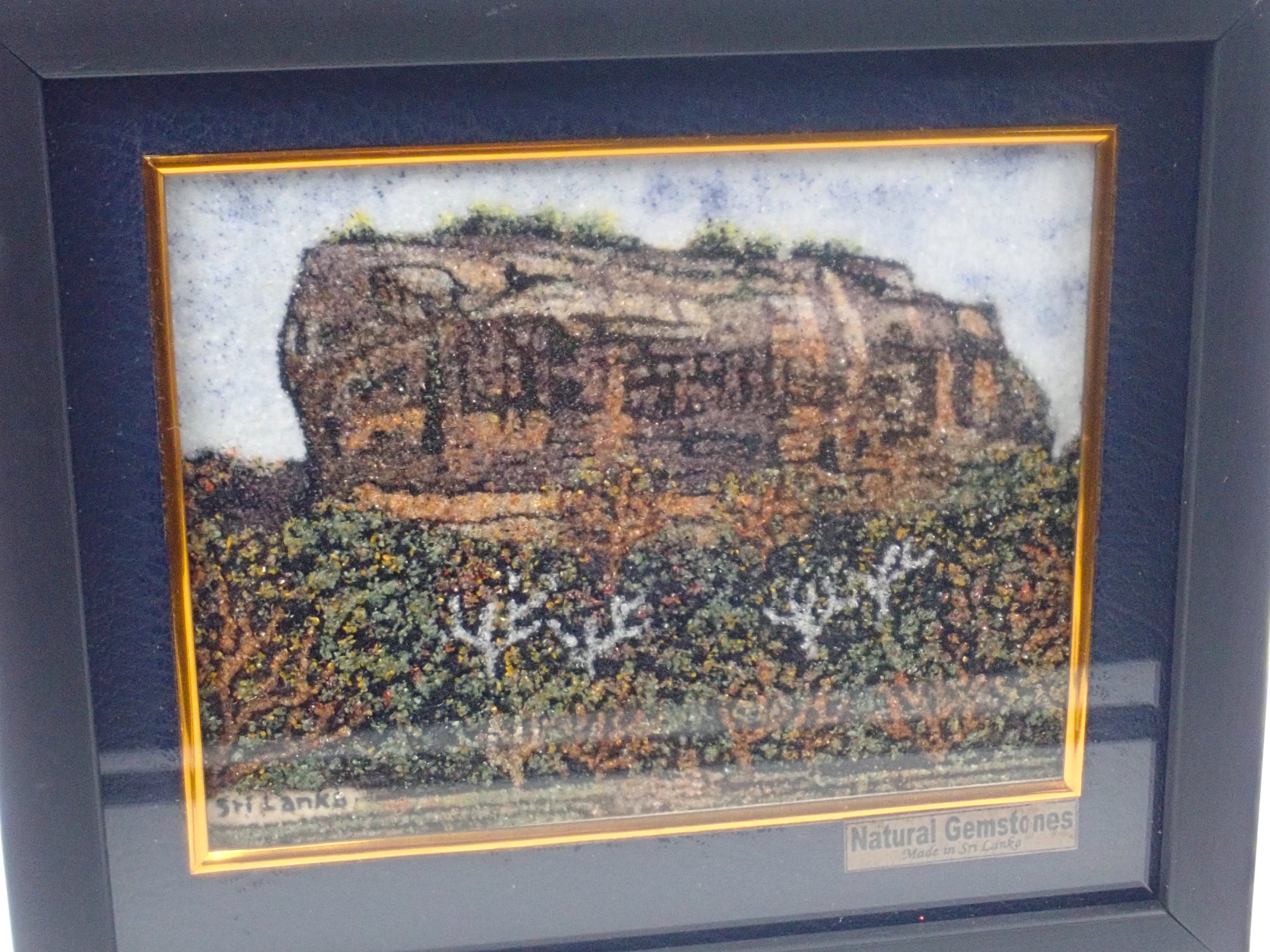 【3月7日晚間10點開賣】【僅剩一套】世界遺產獅子岩寶石畫及3件以上斯里蘭卡寶石配件套裝（總價值約50,000日元），直接購自斯里蘭卡工坊。 【多件購買可享折扣】