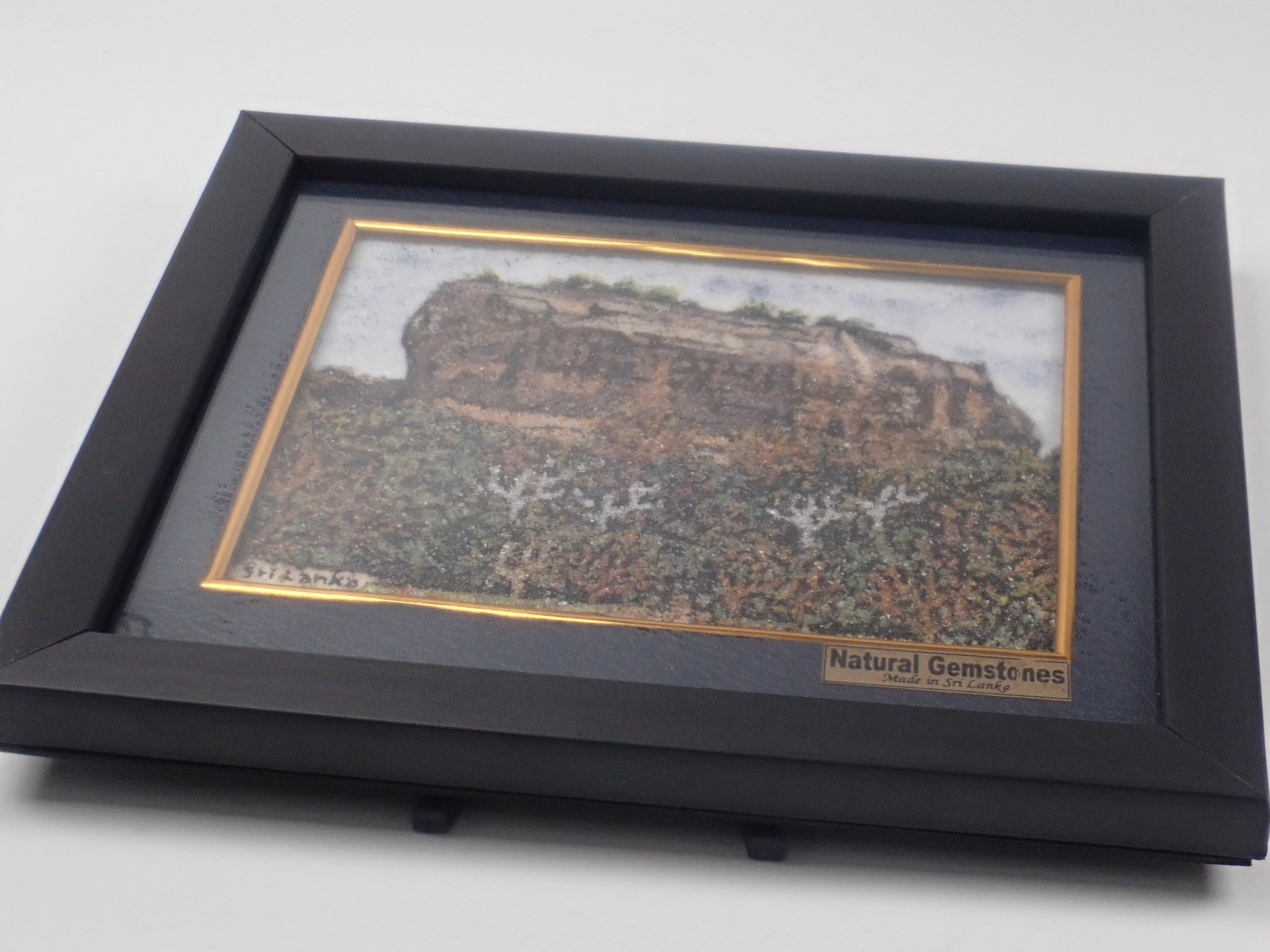 【3月7日晚間10點開賣】【僅剩一套】世界遺產獅子岩寶石畫及3件以上斯里蘭卡寶石配件套裝（總價值約50,000日元），直接購自斯里蘭卡工坊。 【多件購買可享折扣】