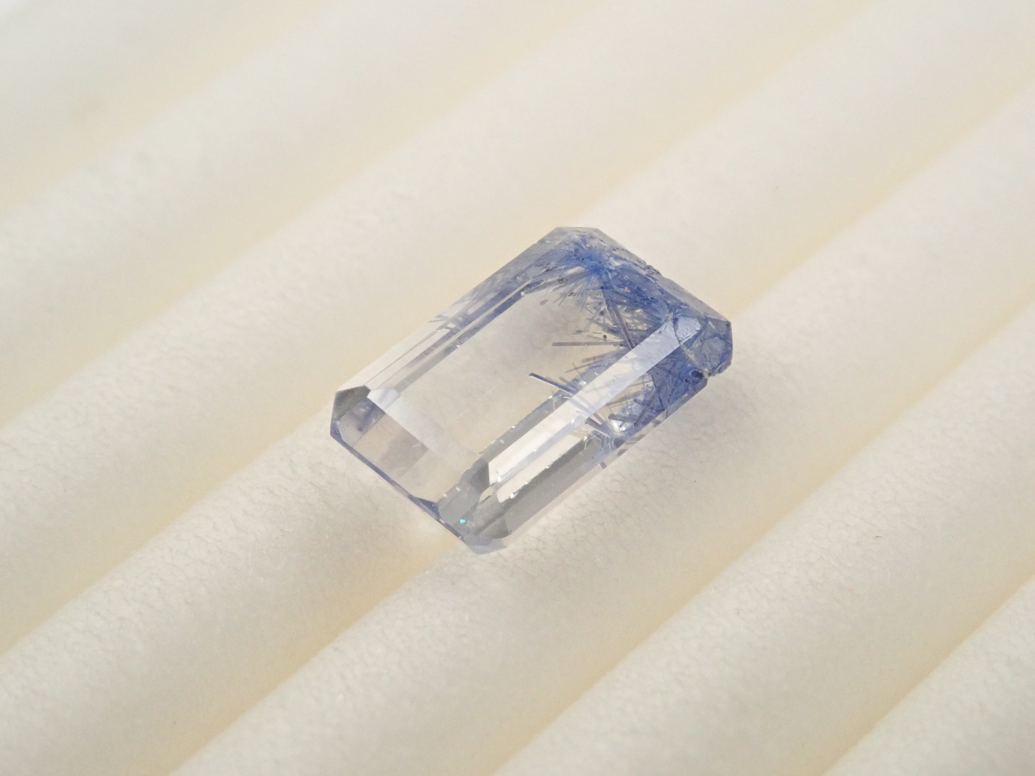 【12562095掲載】ブラジル産デュモルチェライトインクォーツ 0.910ctルース