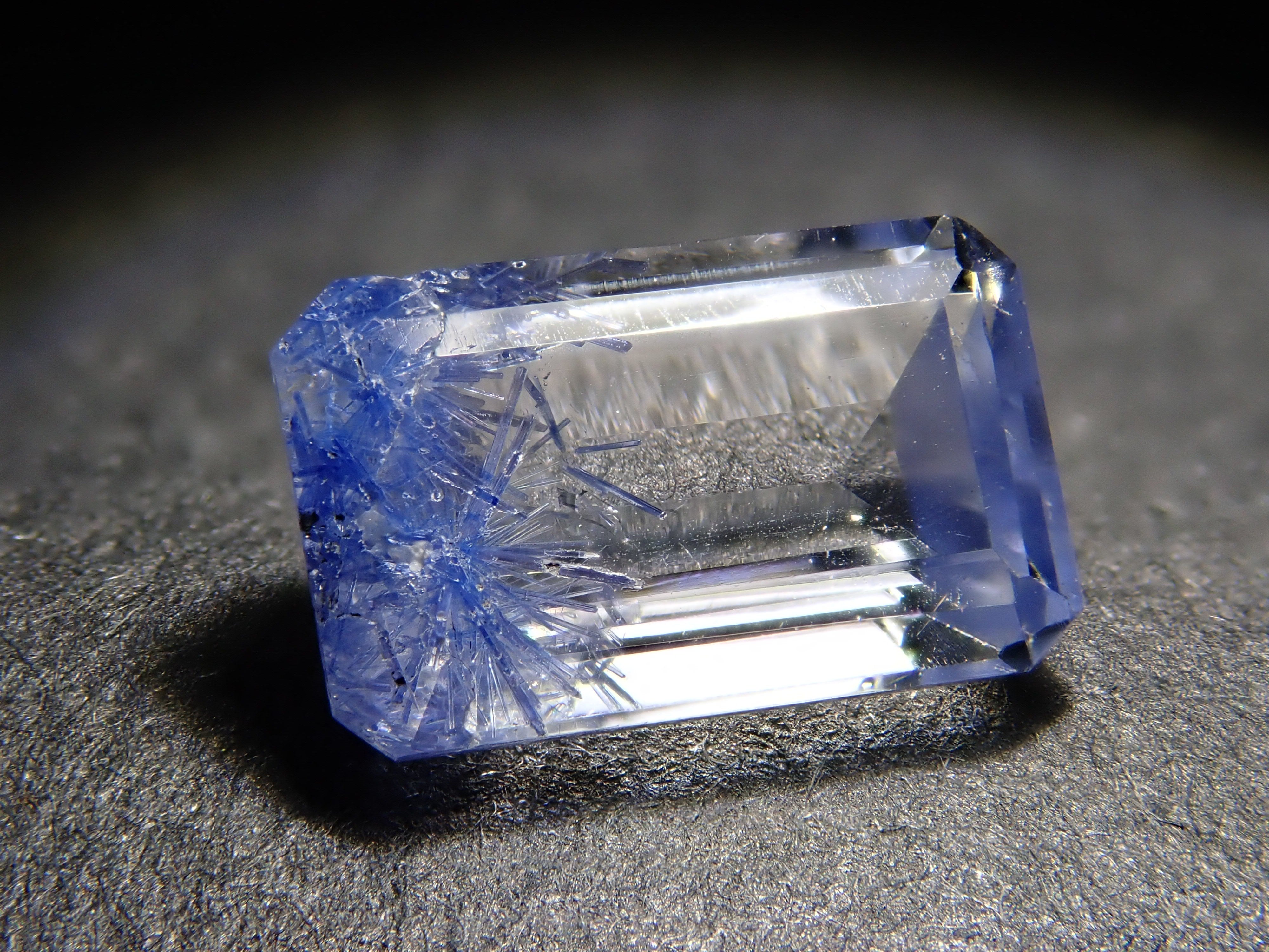 【12562095掲載】ブラジル産デュモルチェライトインクォーツ 0.910ctルース