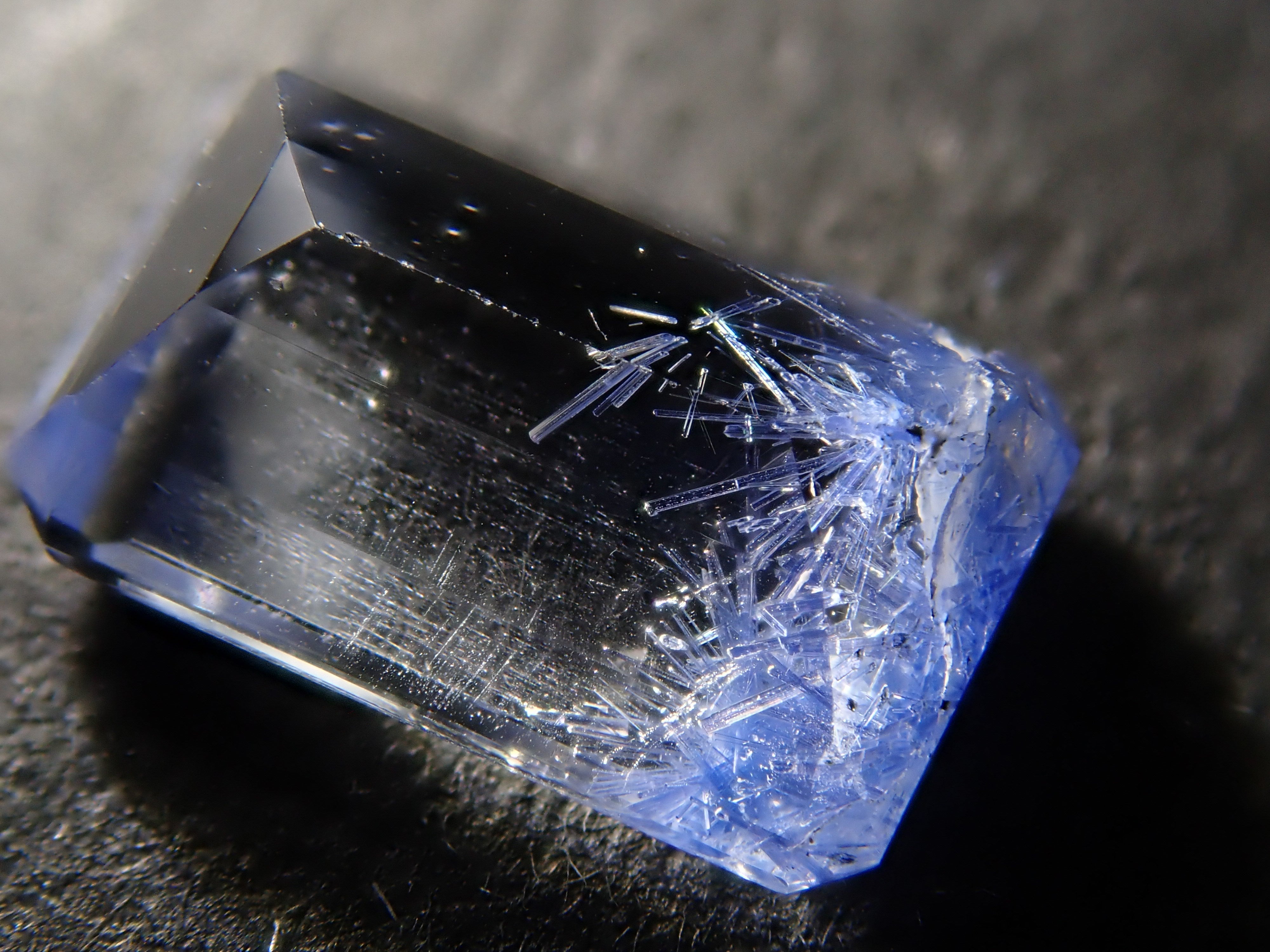 【12562095掲載】ブラジル産デュモルチェライトインクォーツ 0.910ctルース