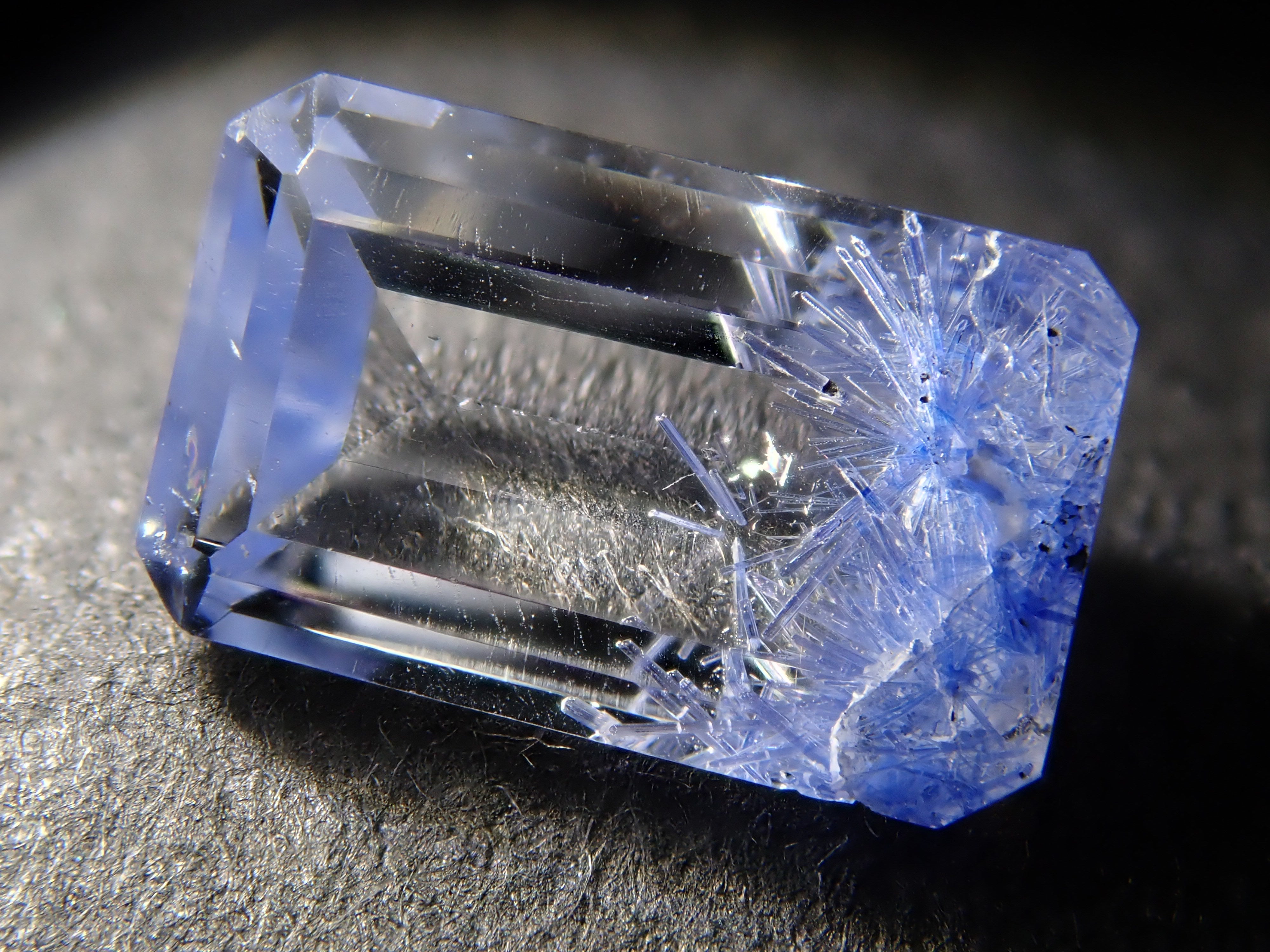 【12562095掲載】ブラジル産デュモルチェライトインクォーツ 0.910ctルース