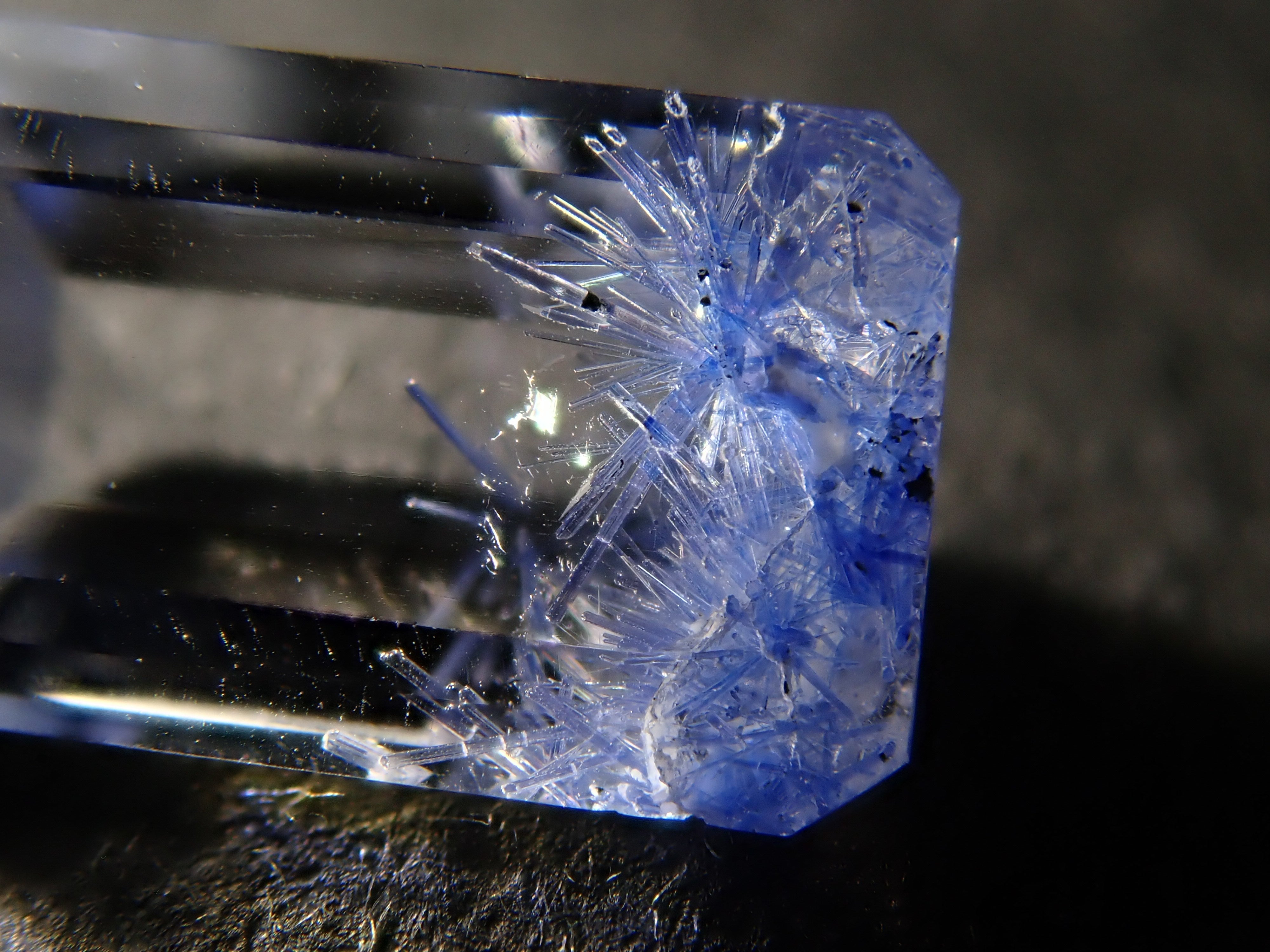 【12562095掲載】ブラジル産デュモルチェライトインクォーツ 0.910ctルース