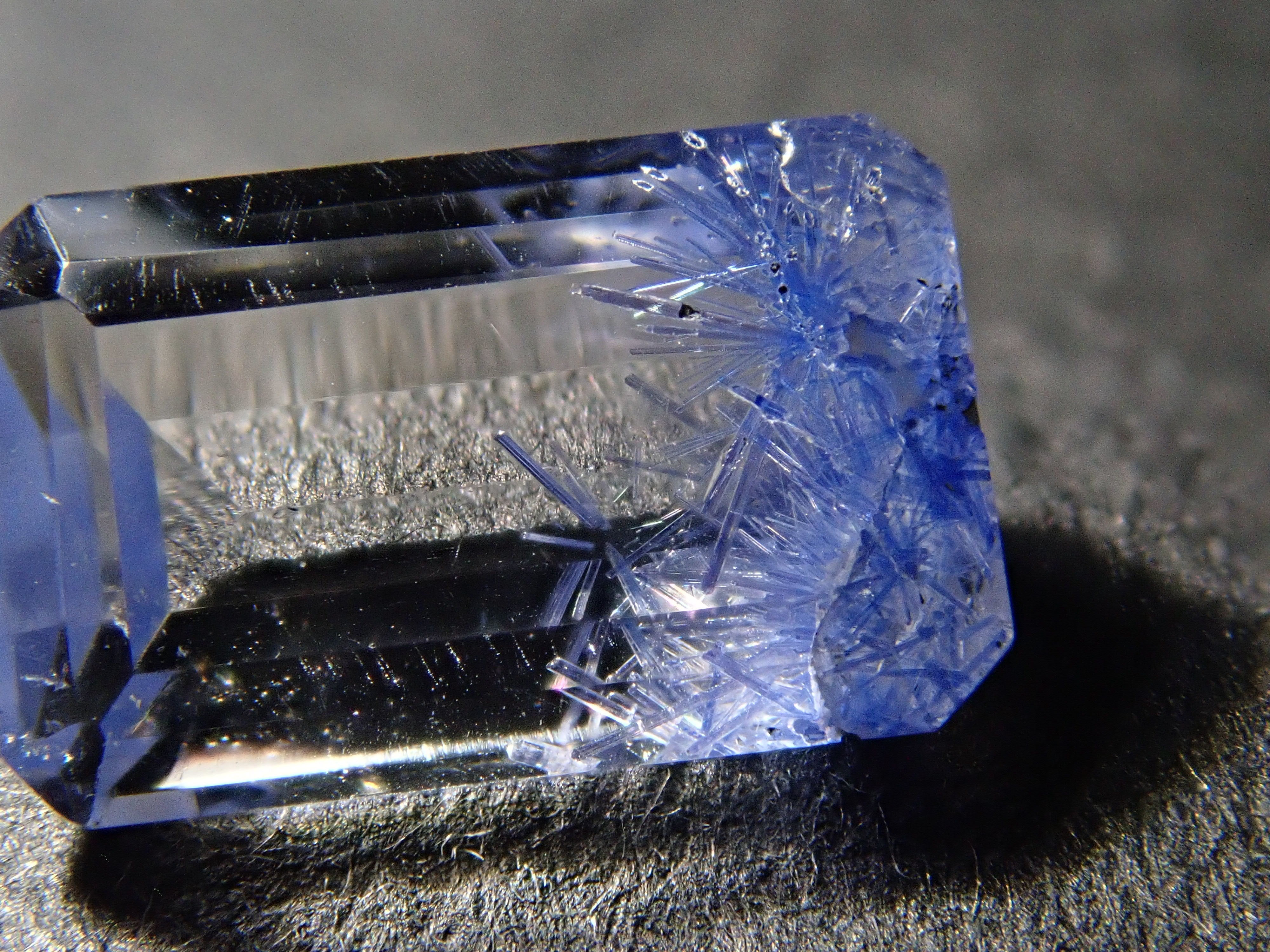 【12562095掲載】ブラジル産デュモルチェライトインクォーツ 0.910ctルース