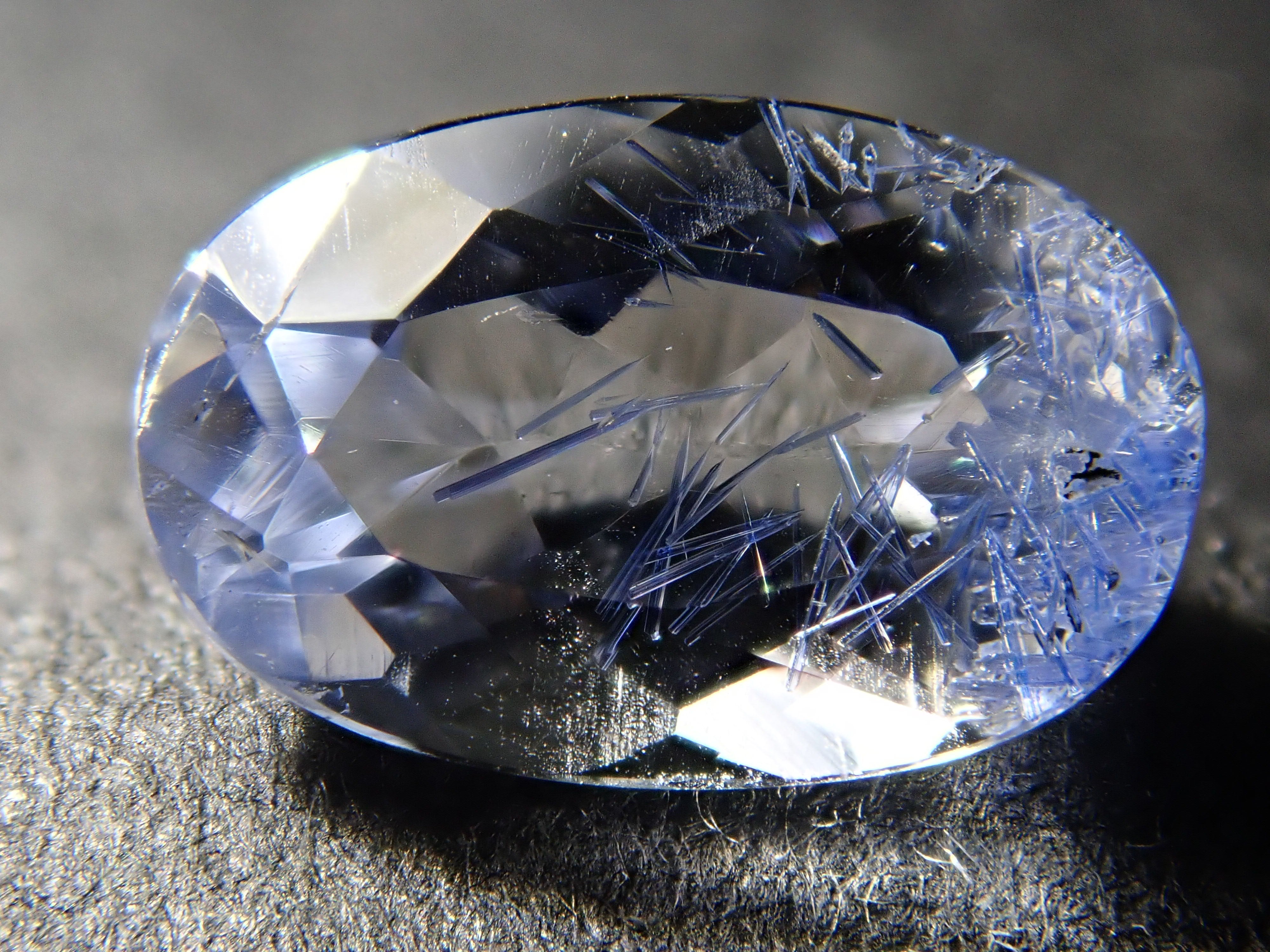 【12562096掲載】ブラジル産デュモルチェライトインクォーツ 0.699ctルース