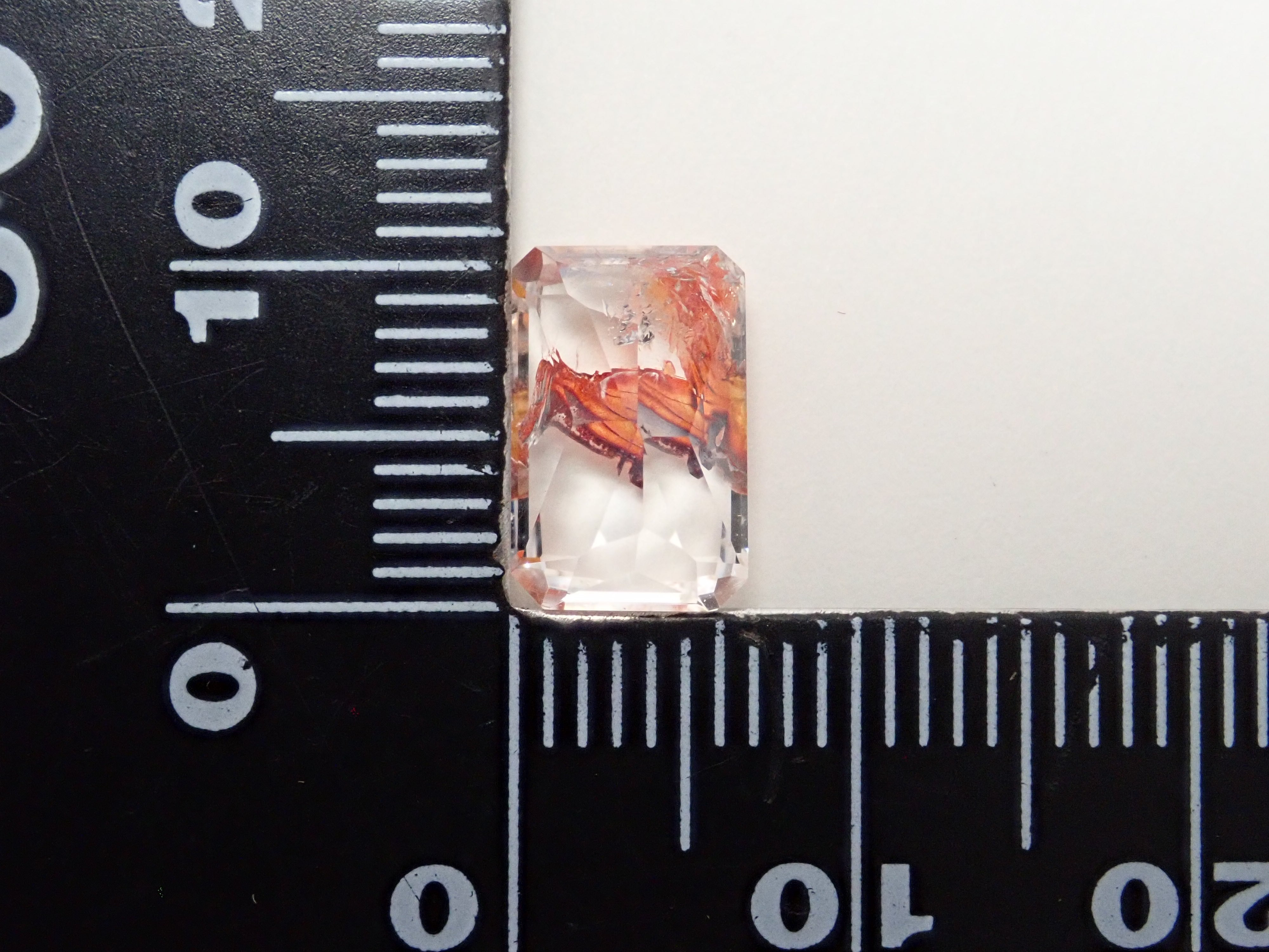 【12562073掲載】ブラジル産ライモナイトインクォーツ（オーロラクォーツ） 2.993ctルース