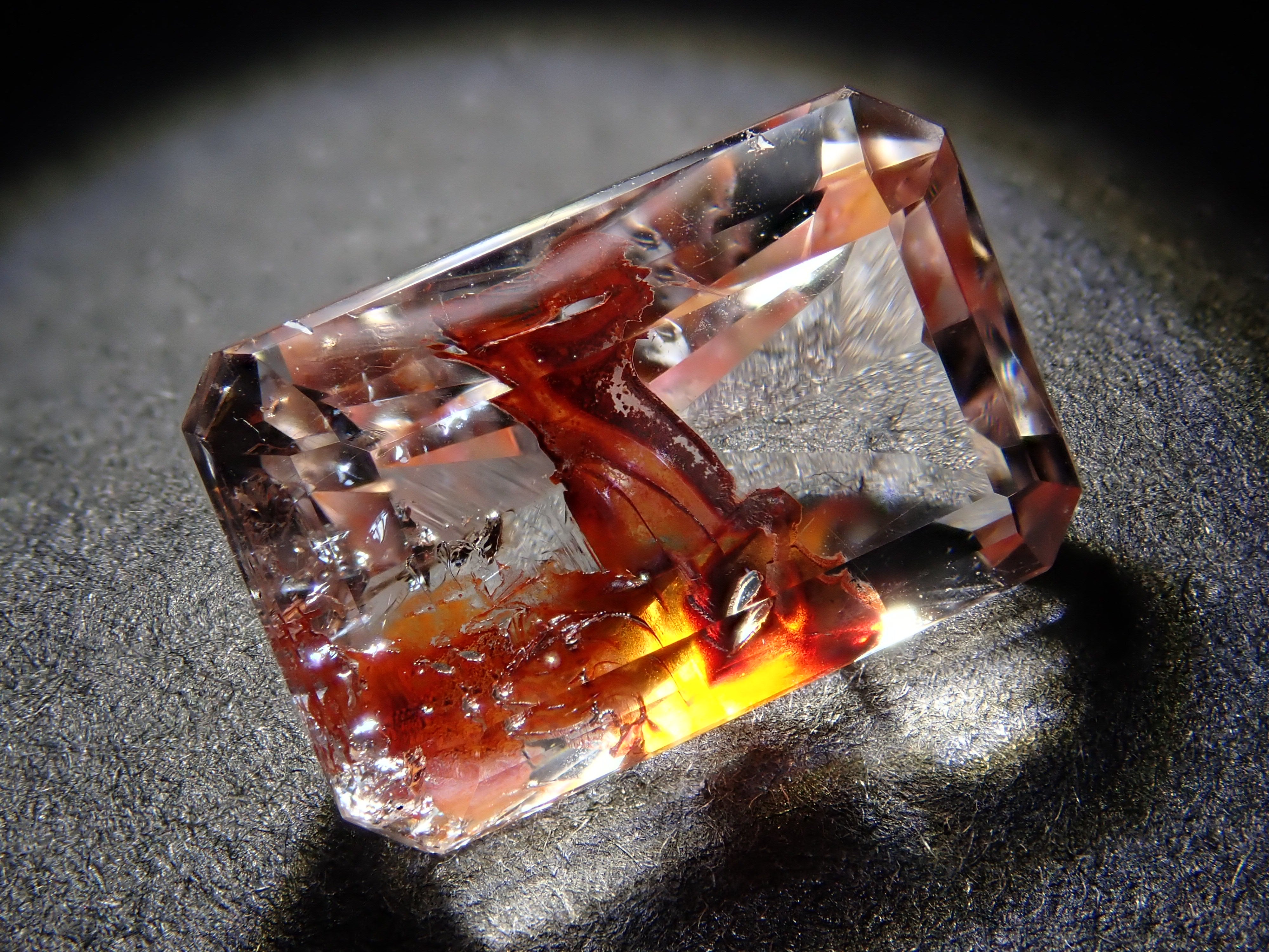 【12562073掲載】ブラジル産ライモナイトインクォーツ（オーロラクォーツ） 2.993ctルース