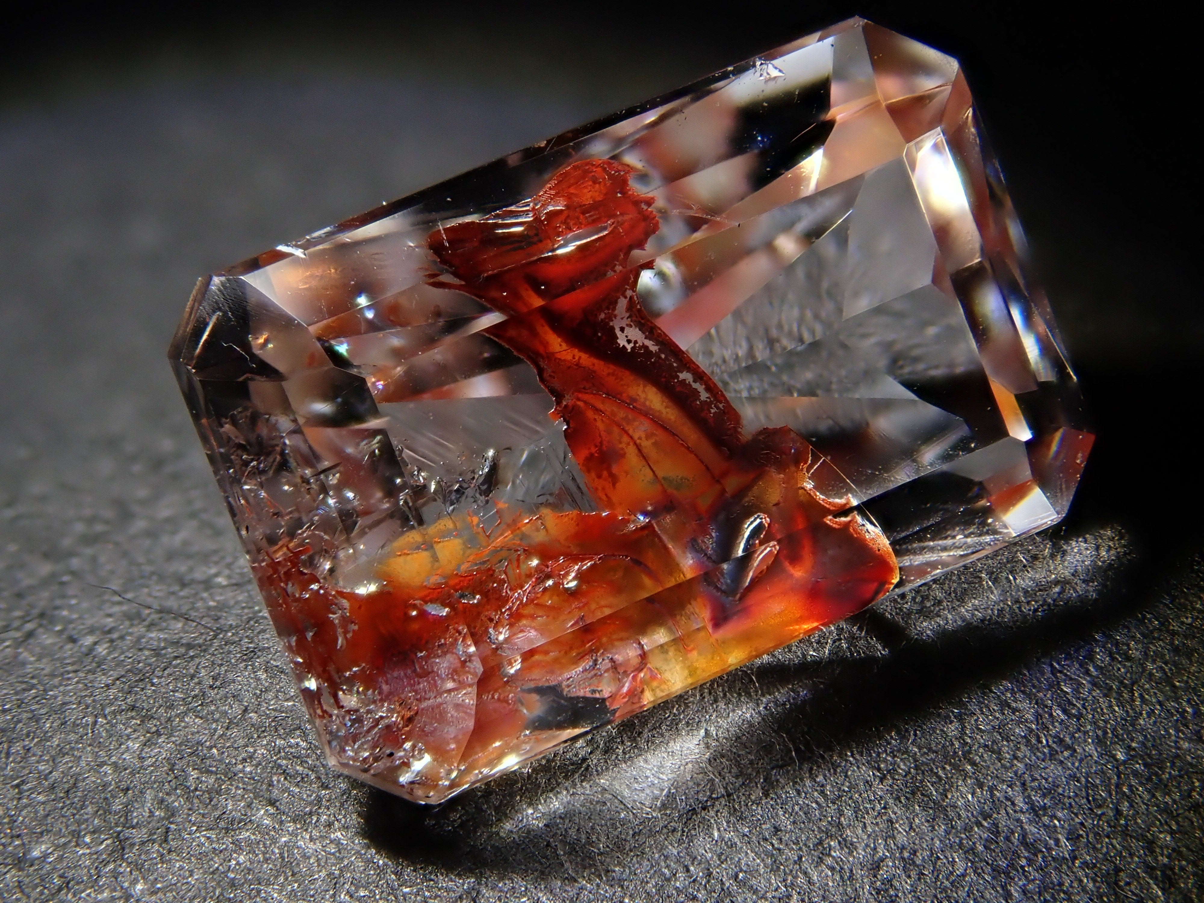 【12562073掲載】ブラジル産ライモナイトインクォーツ（オーロラクォーツ） 2.993ctルース