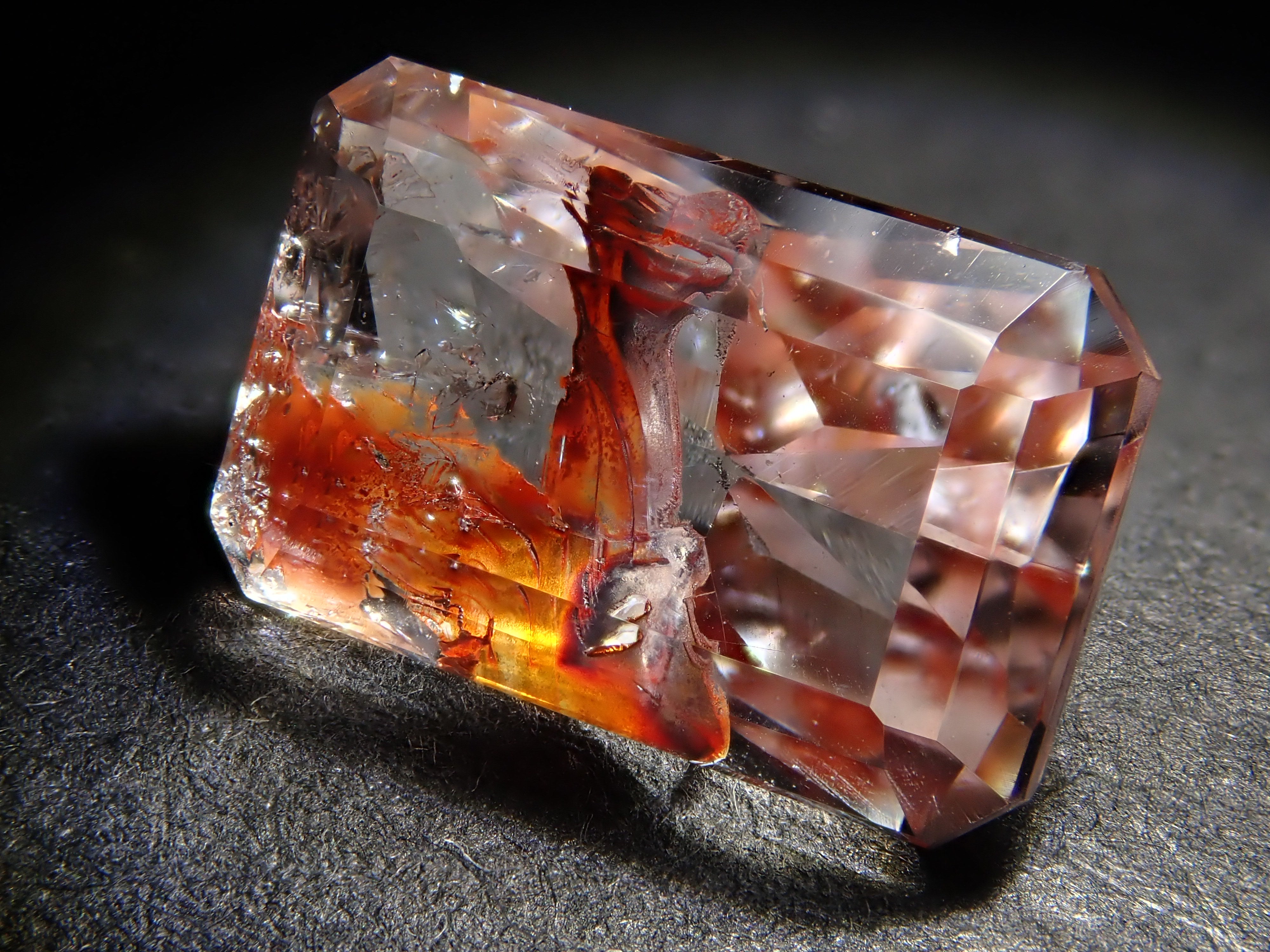 【12562073掲載】ブラジル産ライモナイトインクォーツ（オーロラクォーツ） 2.993ctルース