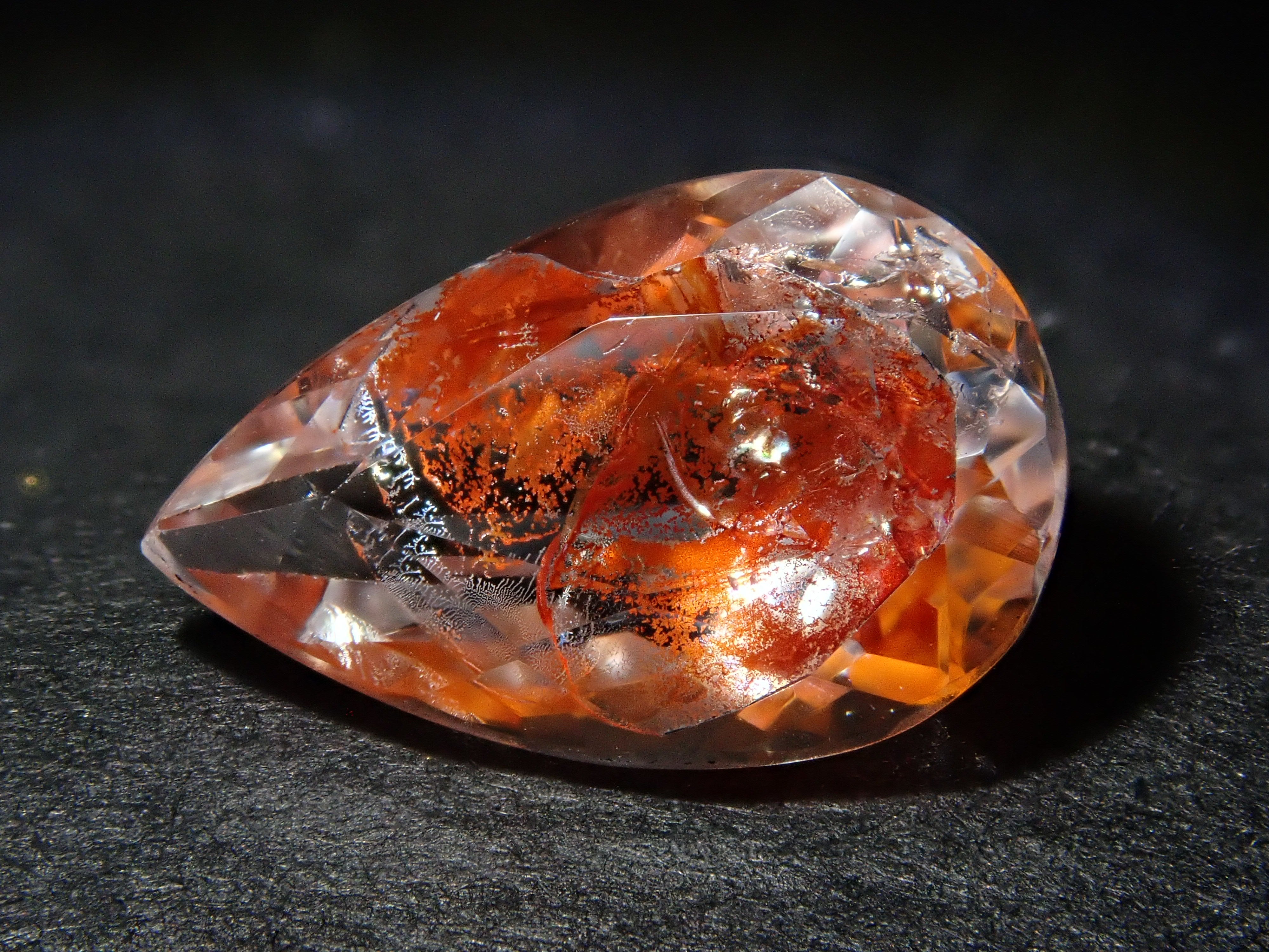 【12562074掲載】ブラジル産ライモナイトインクォーツ（オーロラクォーツ） 1.894ctルース