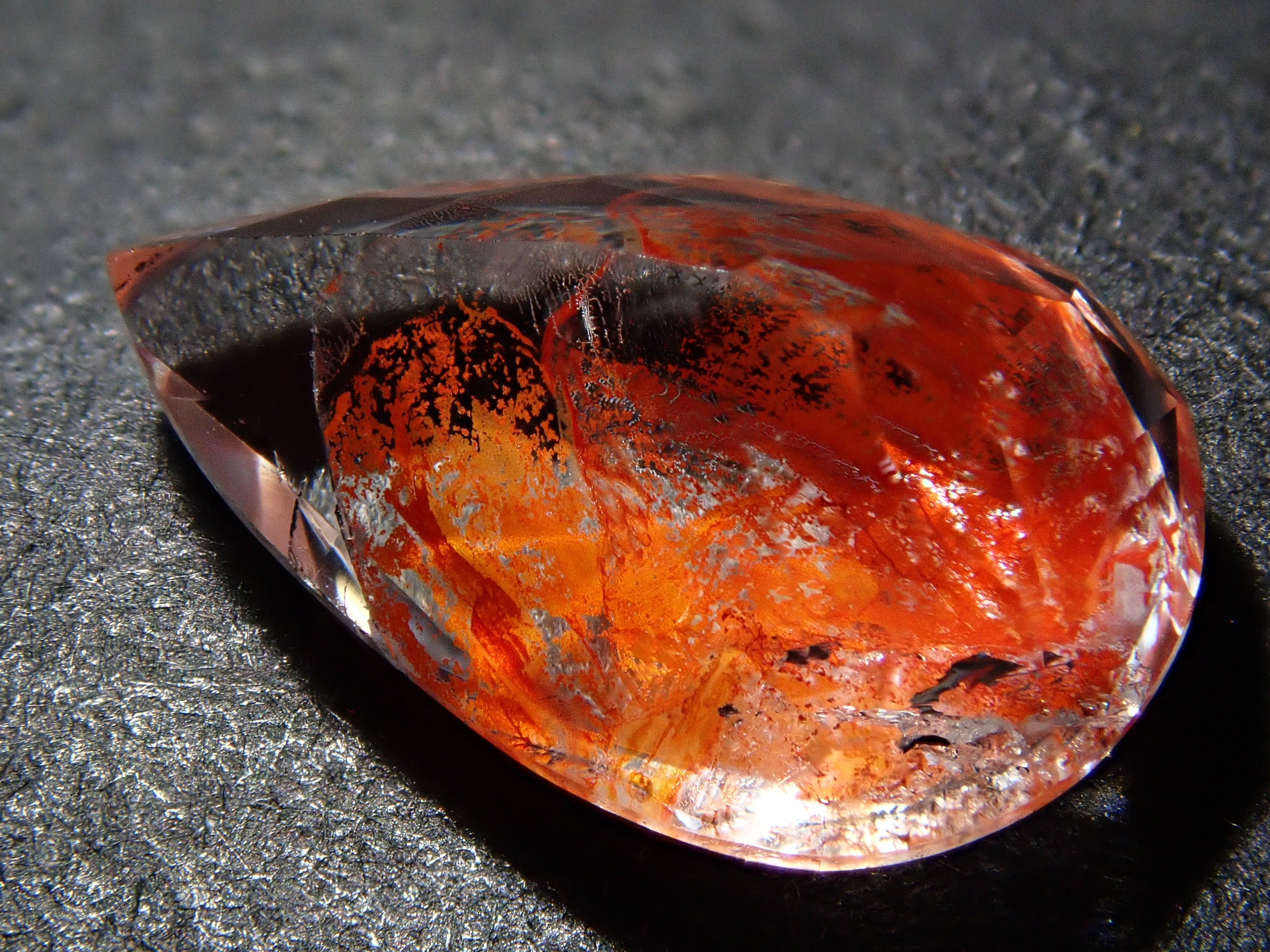 【12562074掲載】ブラジル産ライモナイトインクォーツ（オーロラクォーツ） 1.894ctルース