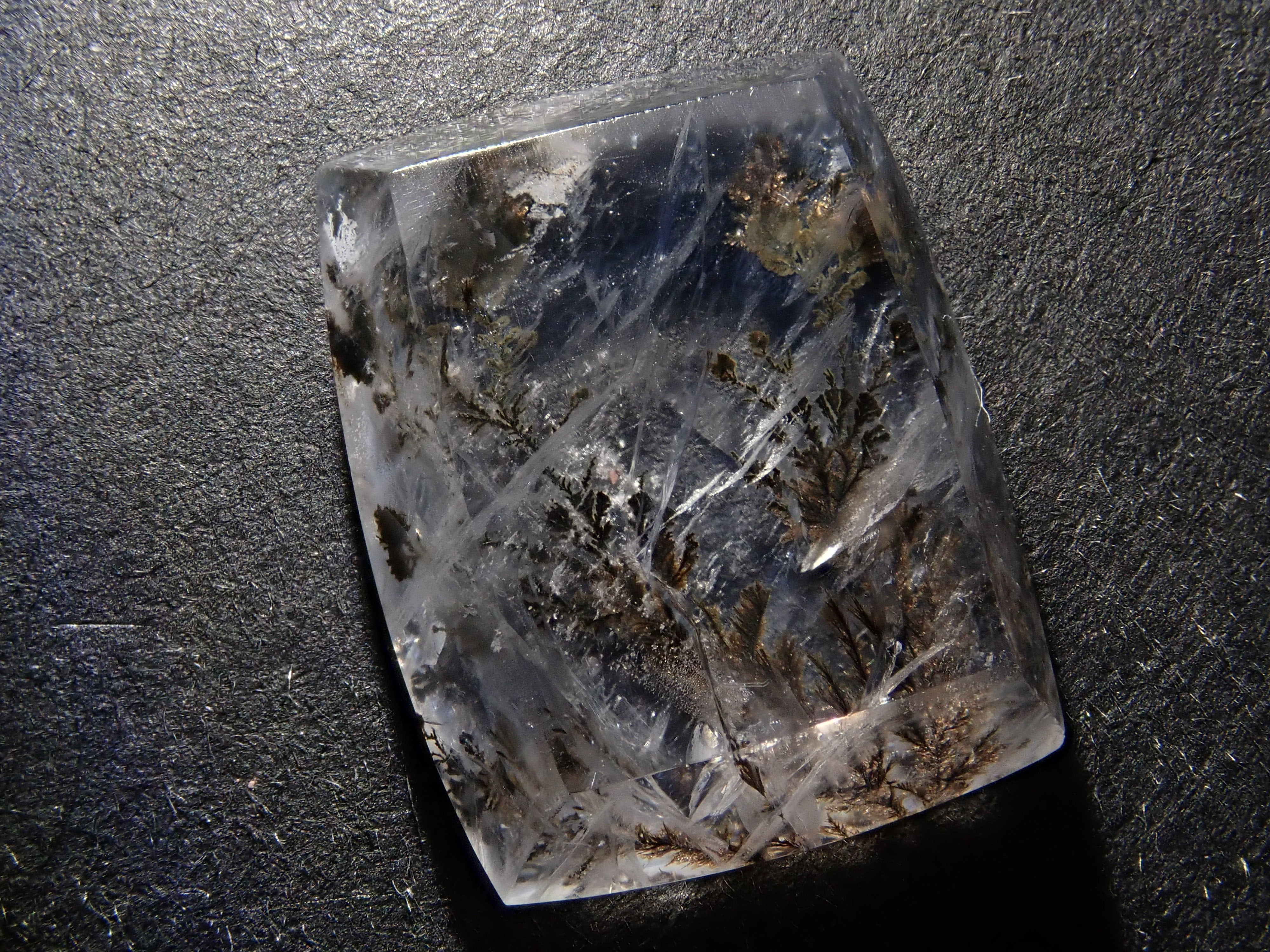 【12562081掲載】ブラジル産デンドリティッククォーツ 8.598ctルース