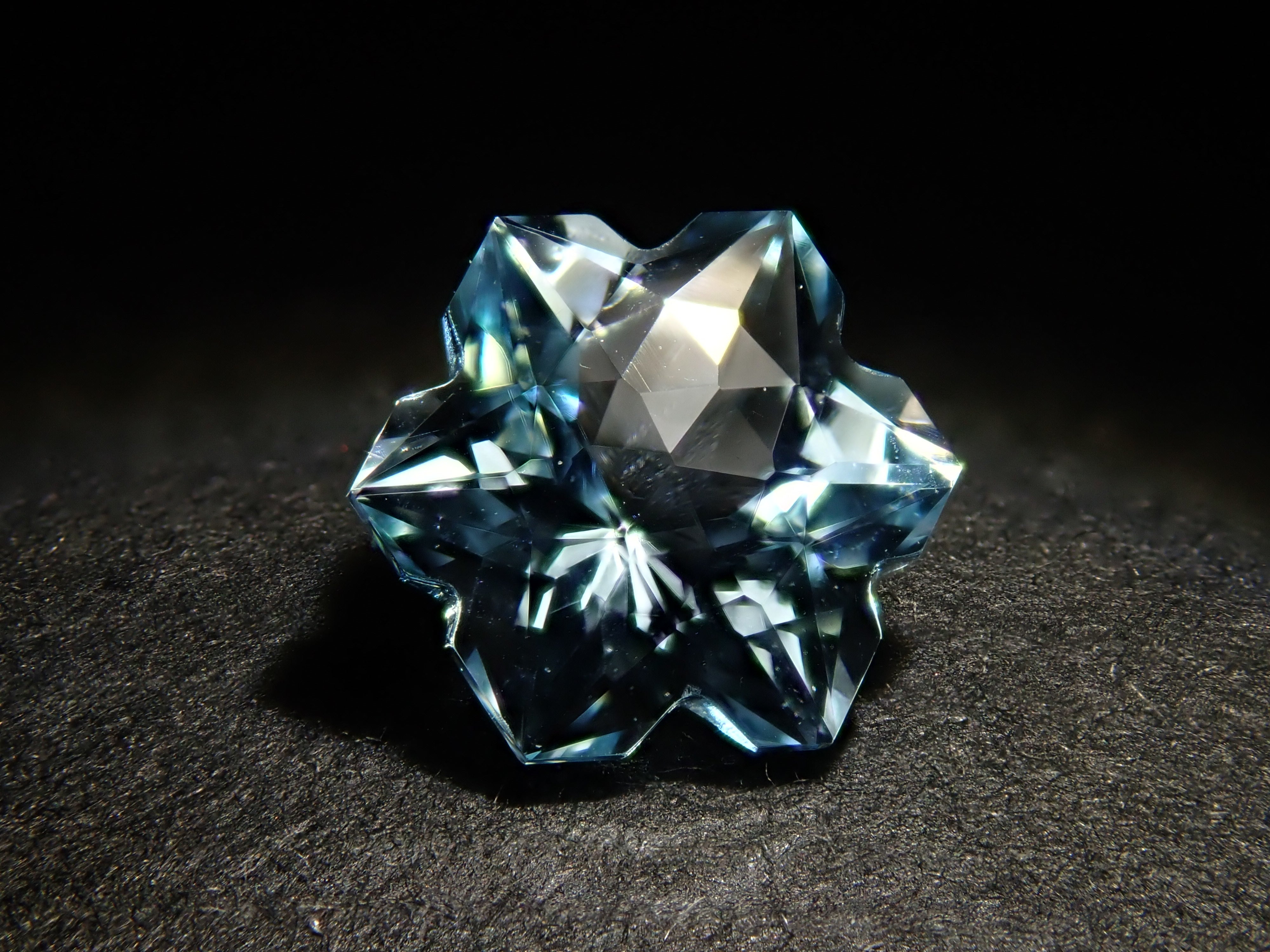 【12562066掲載】ブラジル産スカイブルートパーズ 0.834ctルース