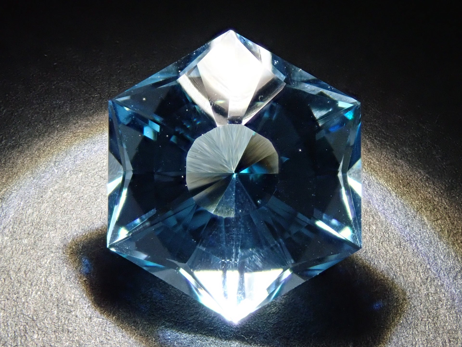 スカイブルートパーズ 10.967ctルース 