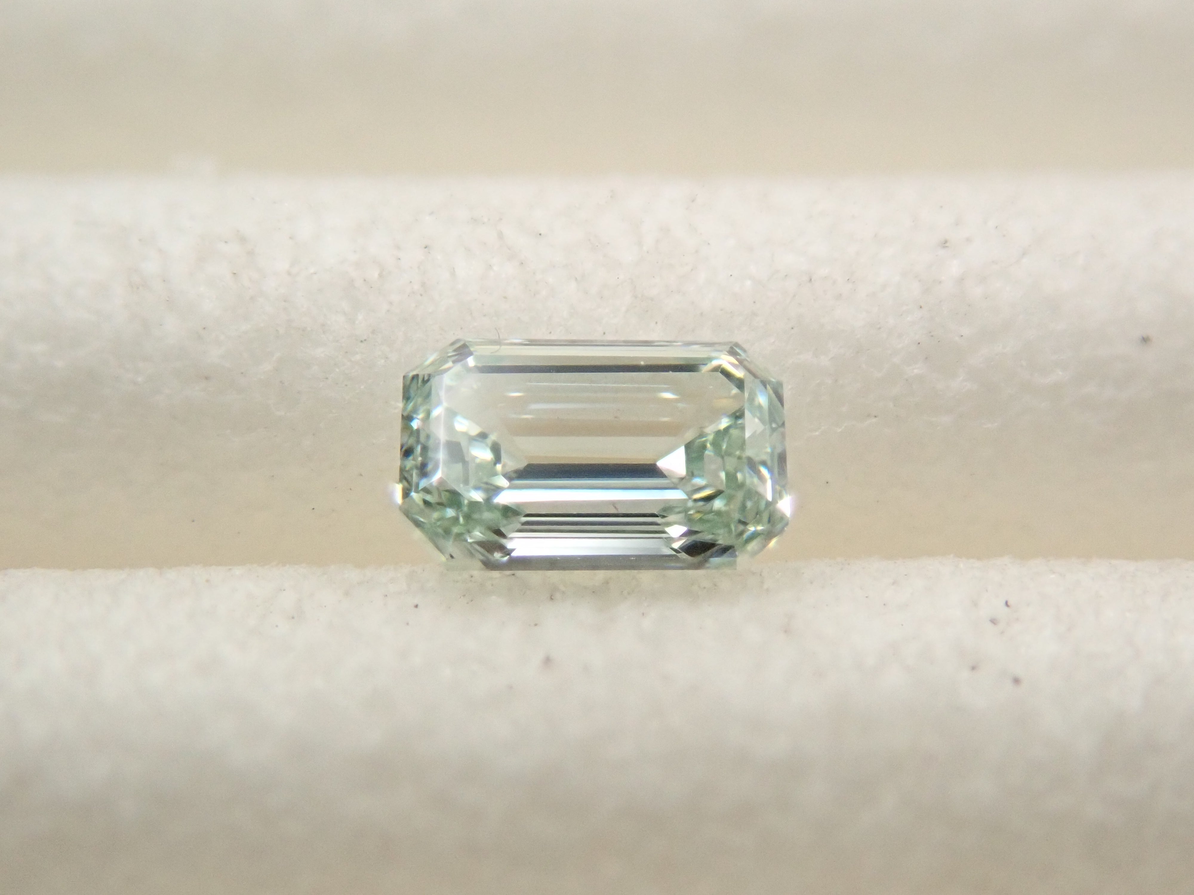 ブルーダイヤモンド（トリートメント） 0.110ctルース(Fancy Light Blue Green, VVS2)