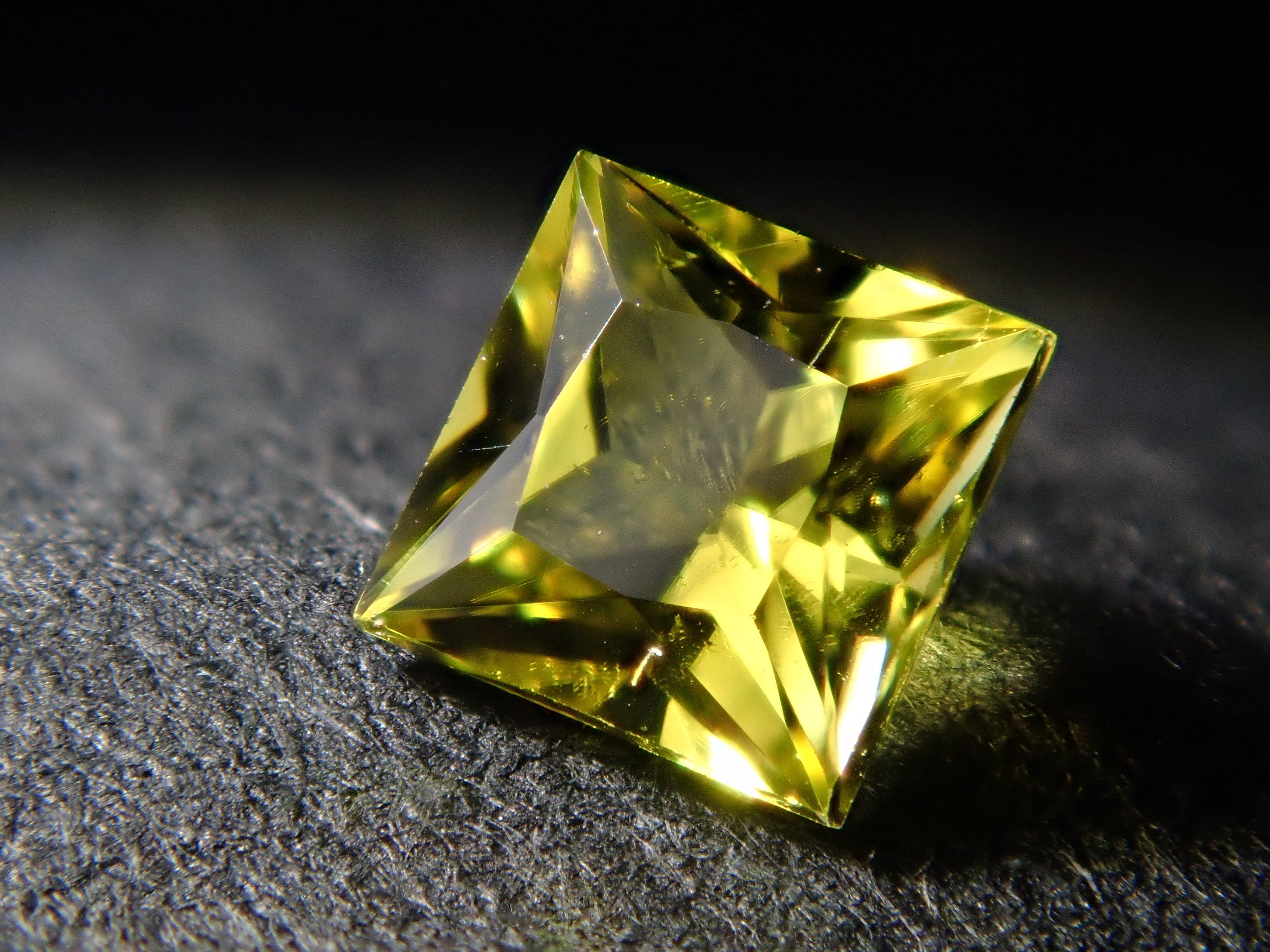 ザンビア産カナリーイエロートルマリン 0.158ctルース