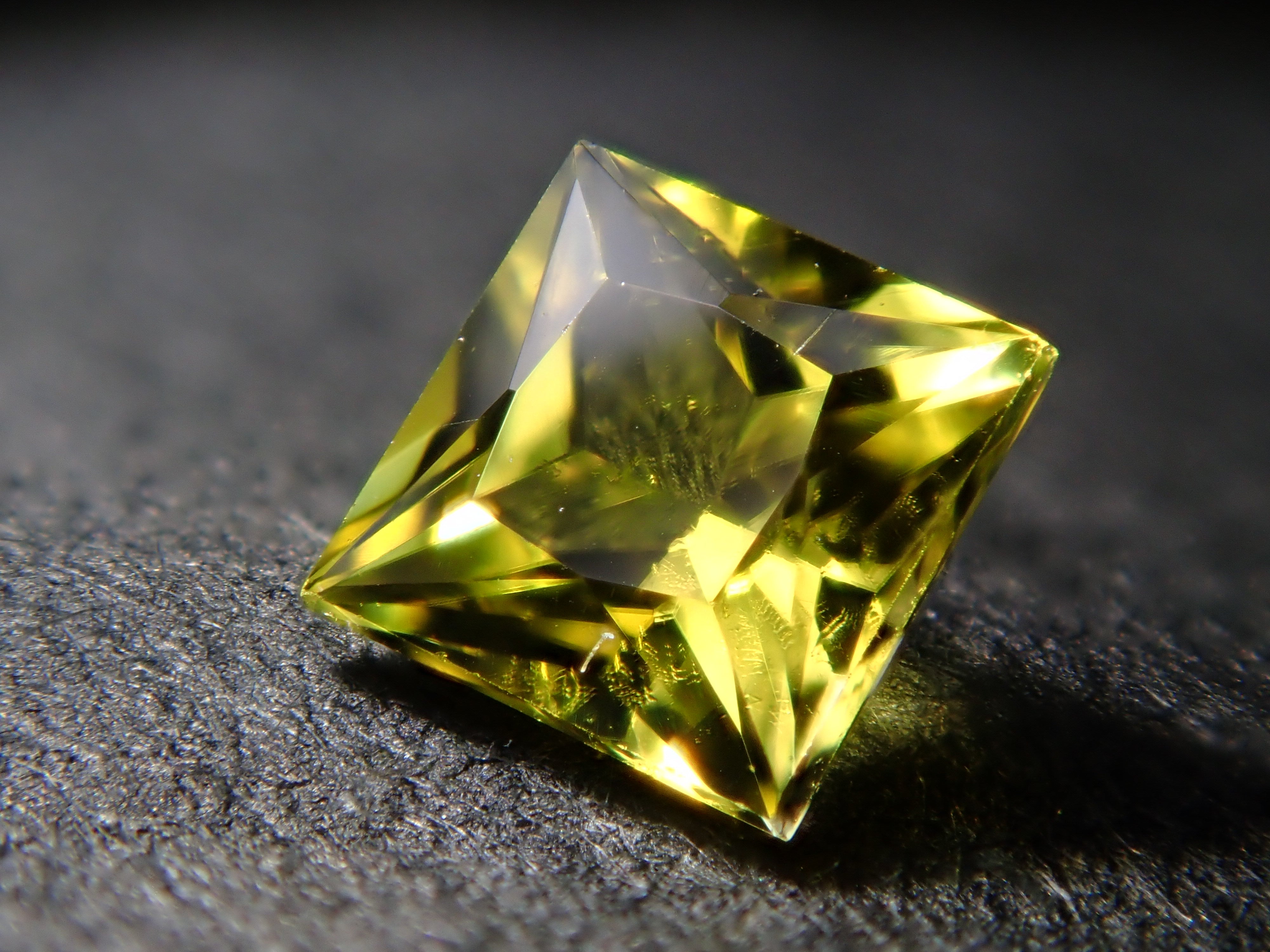 ザンビア産カナリーイエロートルマリン 0.158ctルース