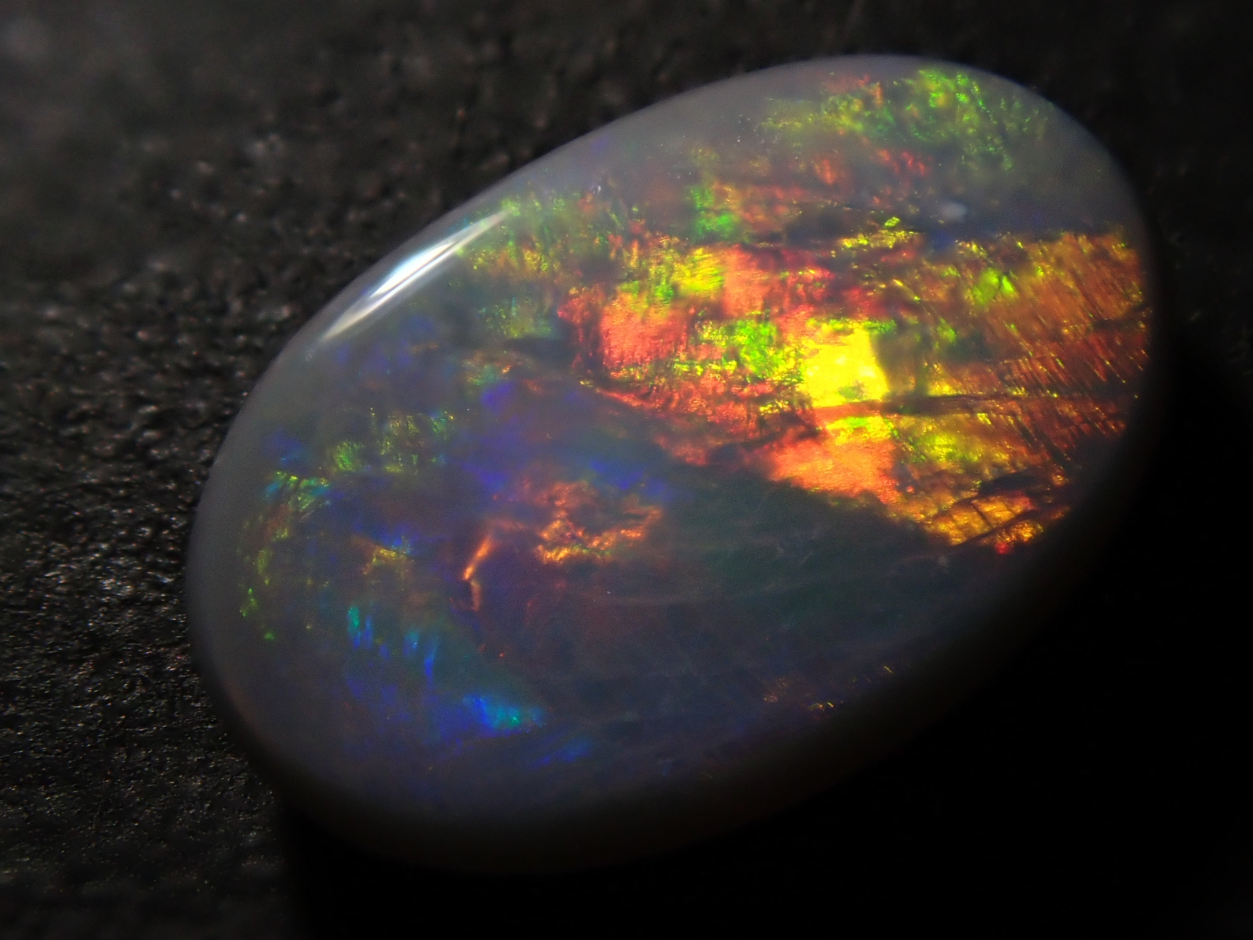天然ブラックオパール/オーストラリア産/ルース/重さ0.83ct/サイズ10.5 