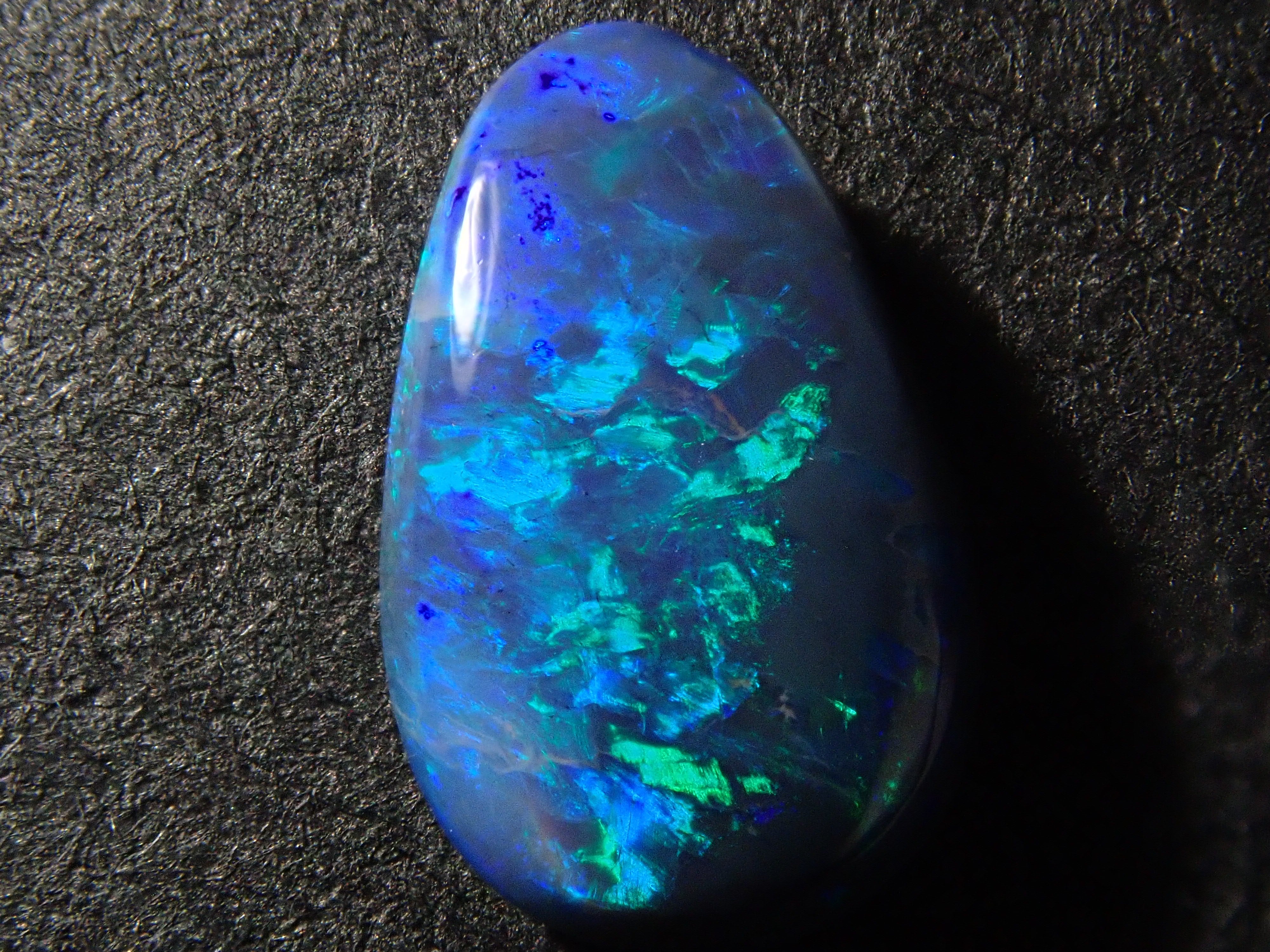 珍しい透明感 ウェロー産 ブラックオパール 無染色11.37ct W007 【公式